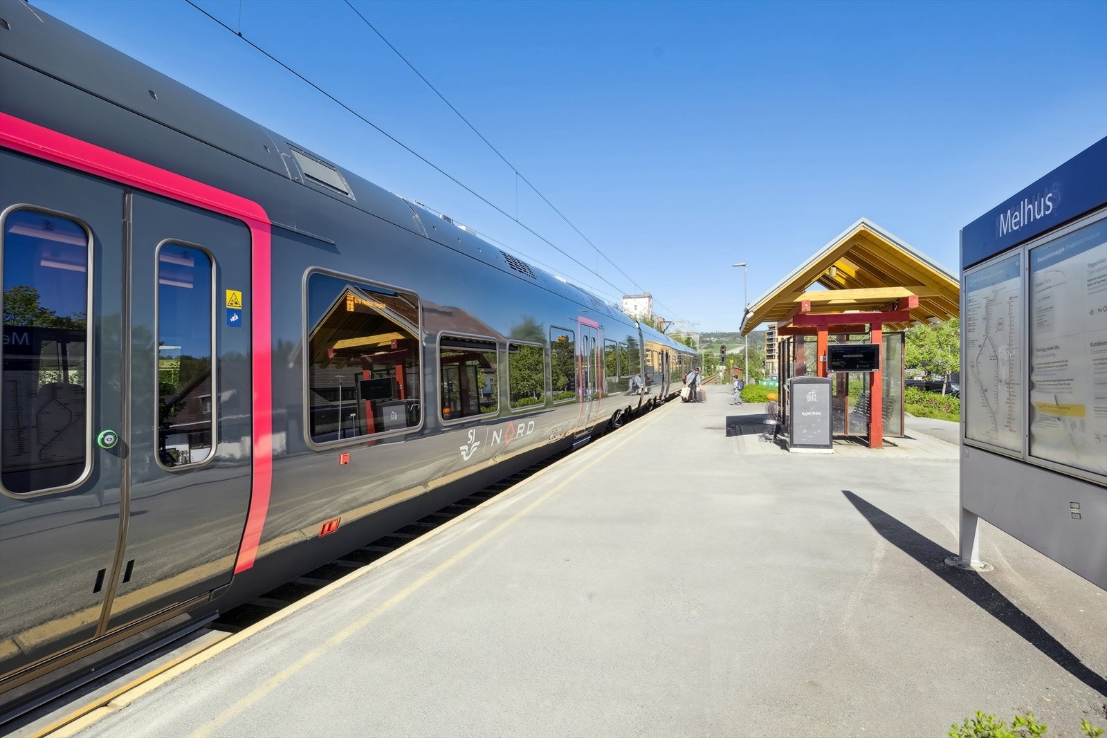 Det er bussforbindelse mot Trondheim sentrum og omegn. Direktebuss (71-bussen) tar en til Trondheim sentrum. Melhus skysstasjon er også stoppested for passasjertog til bl.a. Oslo i sørgående retning og Værnes i nordgående retning. Galleribilde