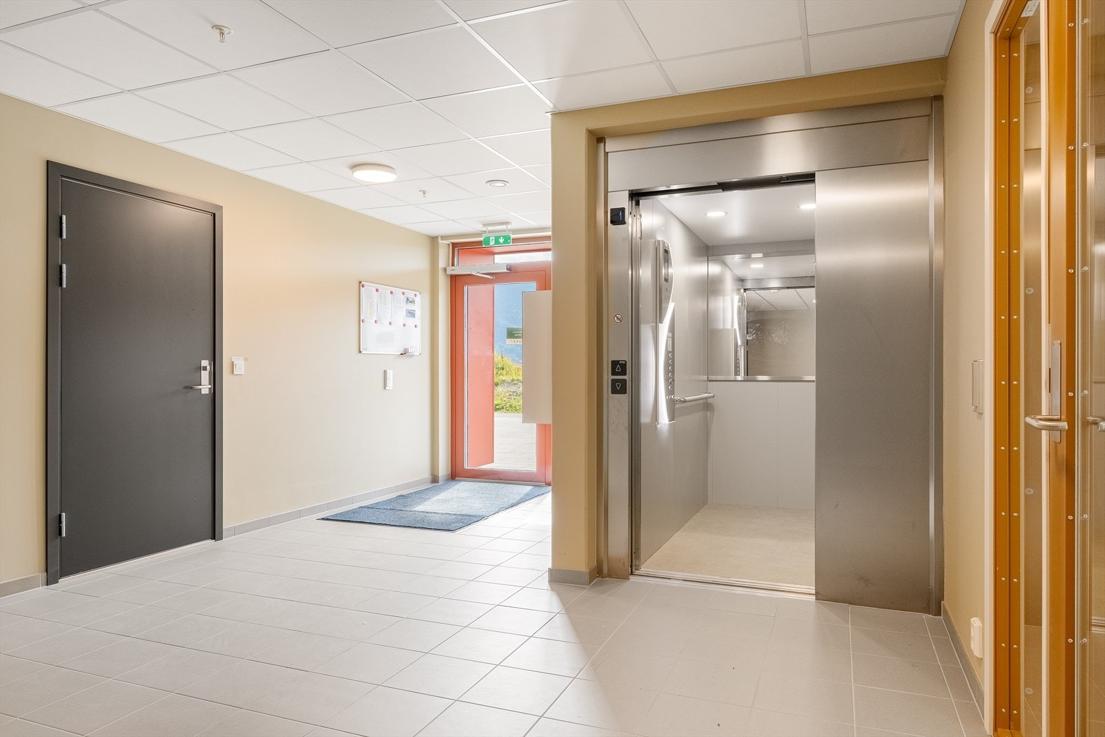 Her kommer man hjem til en innflytningsklar leilighet med moderne kvaliteter hvor det bare er å flytte rett inn. Ved ankomst parkerer man på sin faste parkeringsplass i garasjeanlegget og tar heisen opp til leiligheten. Galleribilde