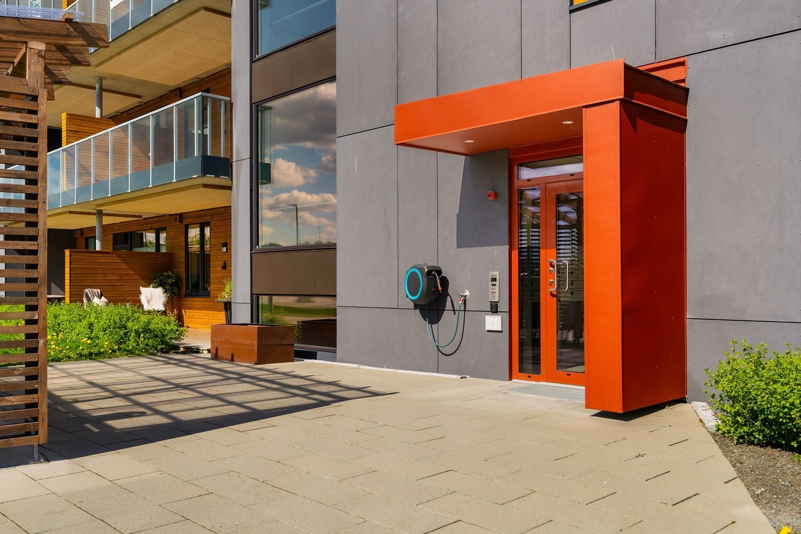Leiligheten er en del av Sameiet Melhustunet, i sentrumsnære omgivelser med gangavstand til Melhus sentrum, nærbutikker og kollektivtilbud. Sameiet er pent opparbeidet med grøntarealer, trygge internveier og lekeplasser. Galleribilde