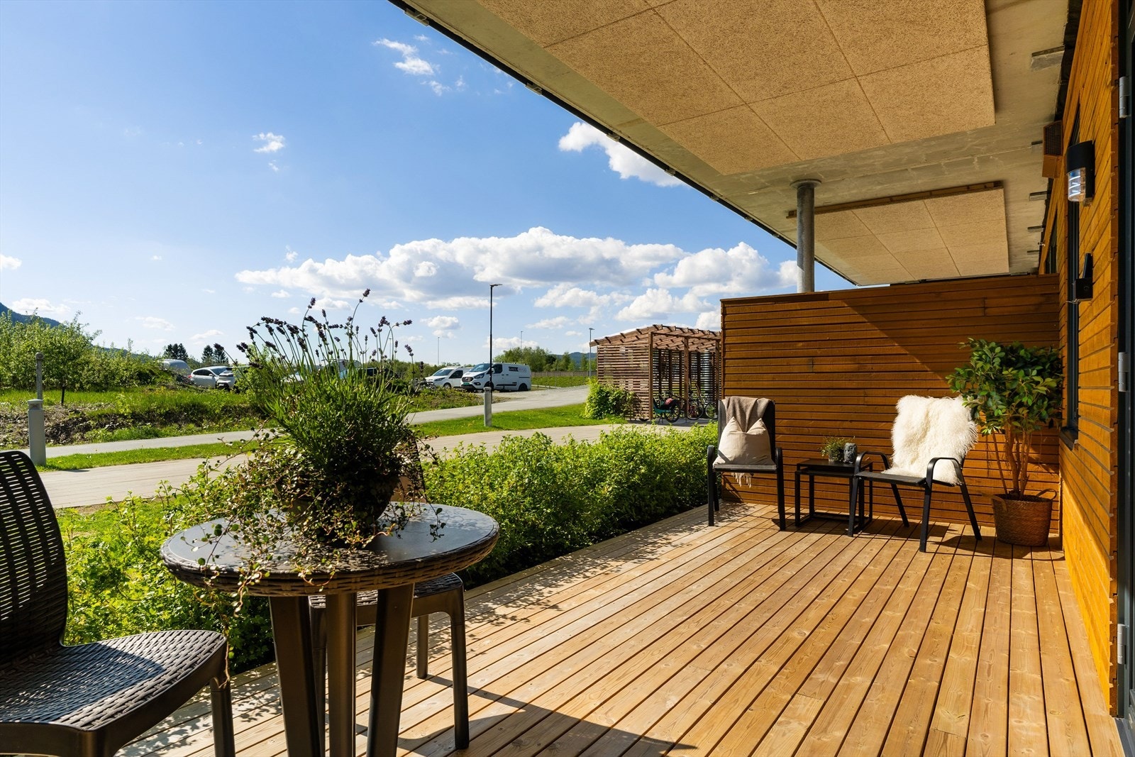 Leiligheten har en utmerket lokalisering i førte etasje, i et nyere bygg fra 2023. Her får man en stor og flott sør-østvendt terrasse med morgen og ettermiddagssol. Galleribilde