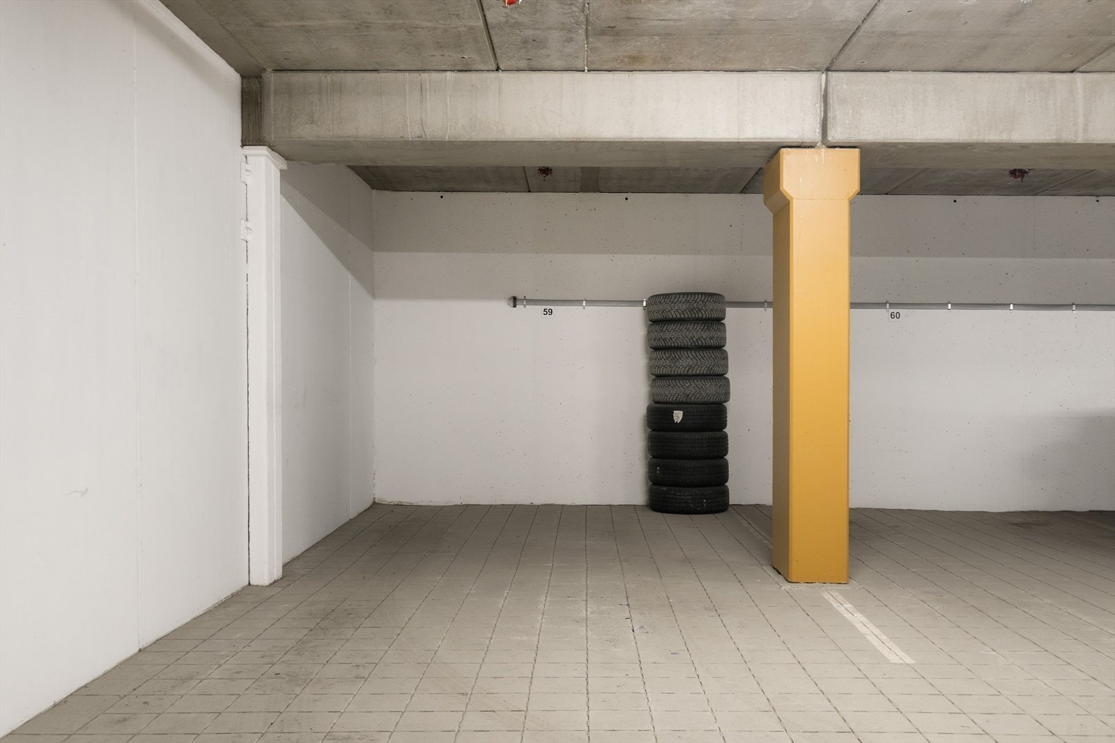 Med leiligheten medfølger det fast parkeringsplass i oppvarmet garasjeanlegg. Her er det mulig å etablere elbillader, samtidig som man kan oppbevare sykler på egnet sted. Gjesteparkering utenfor på felles biloppstillingsplass. Galleribilde