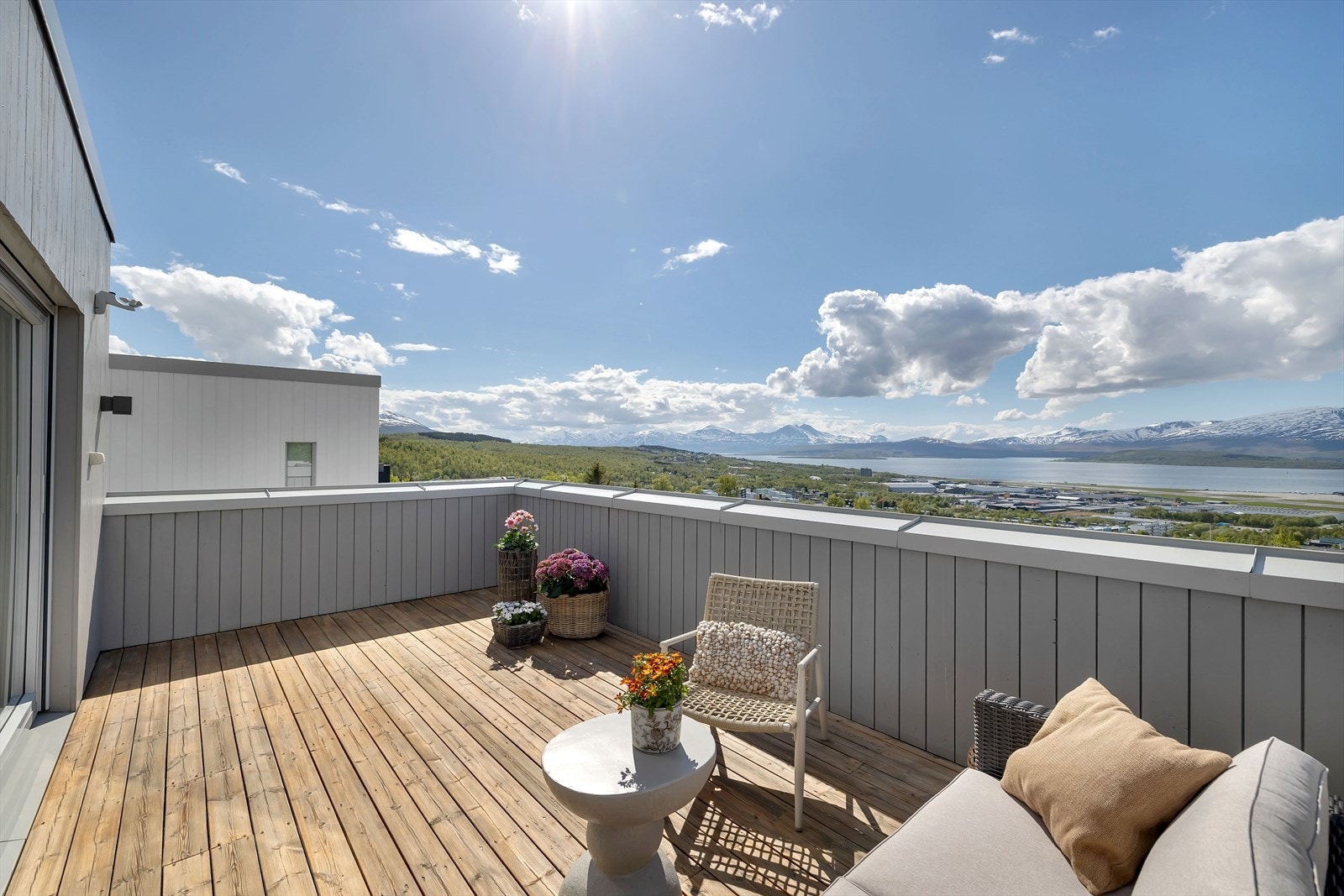 Naboboligen har fått satt inn glass i fronten av terrassen fra Appelbom - ta en titt på det når du er på visning Galleribilde