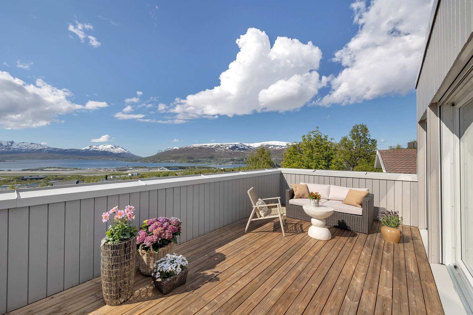 Nydelig terrasse med fantastiske sol- og utsiktsforhold Galleribilde