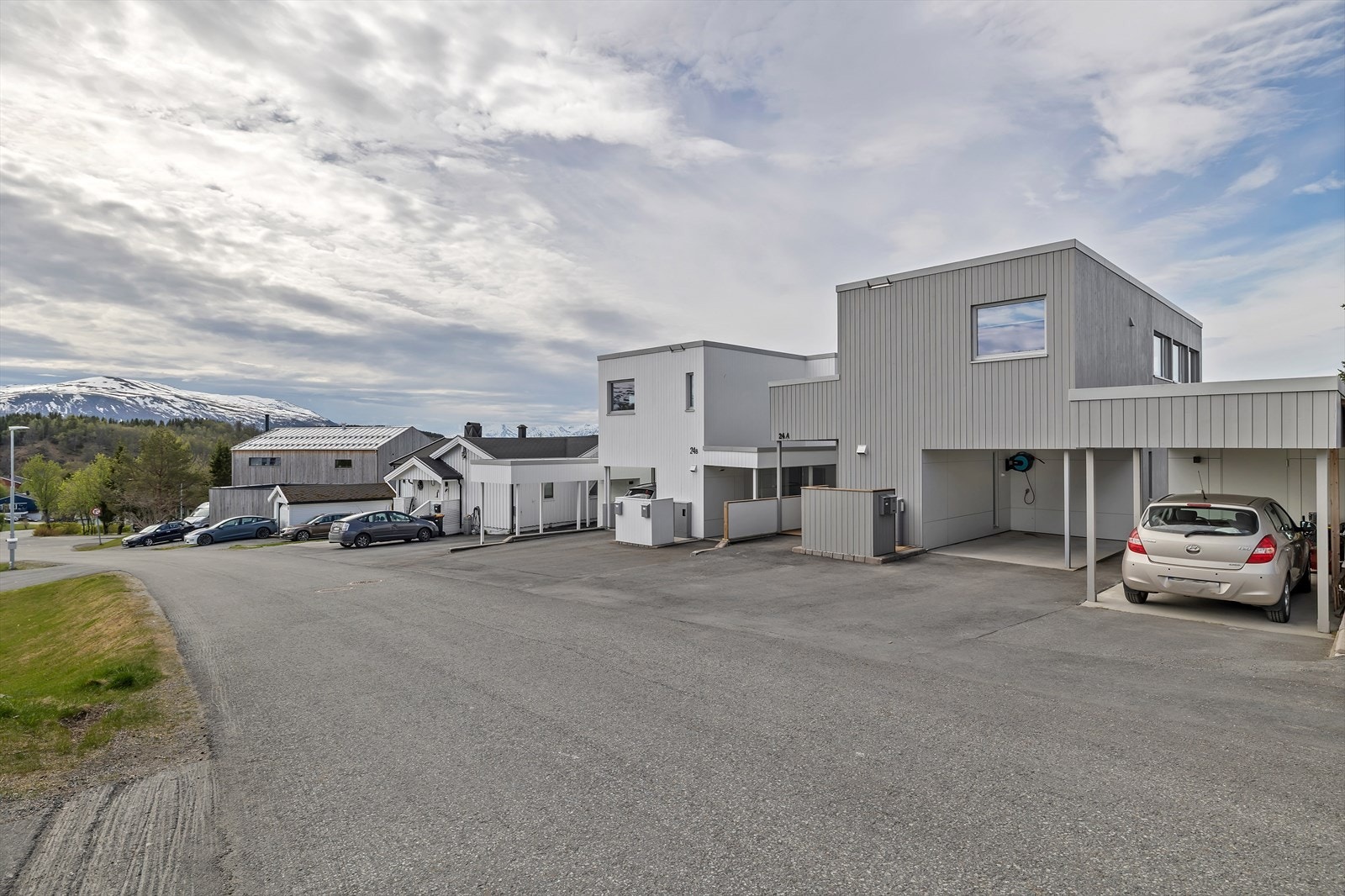 Asfaltert adkomst fra gaten - parkering i to carporter og på adkomst Galleribilde