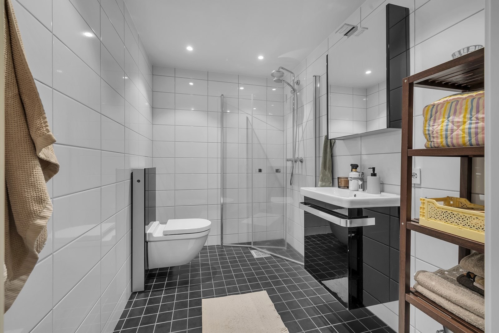 Flislagt bad. Vegghengt WC. Downlights med dimmefunksjon. Galleribilde