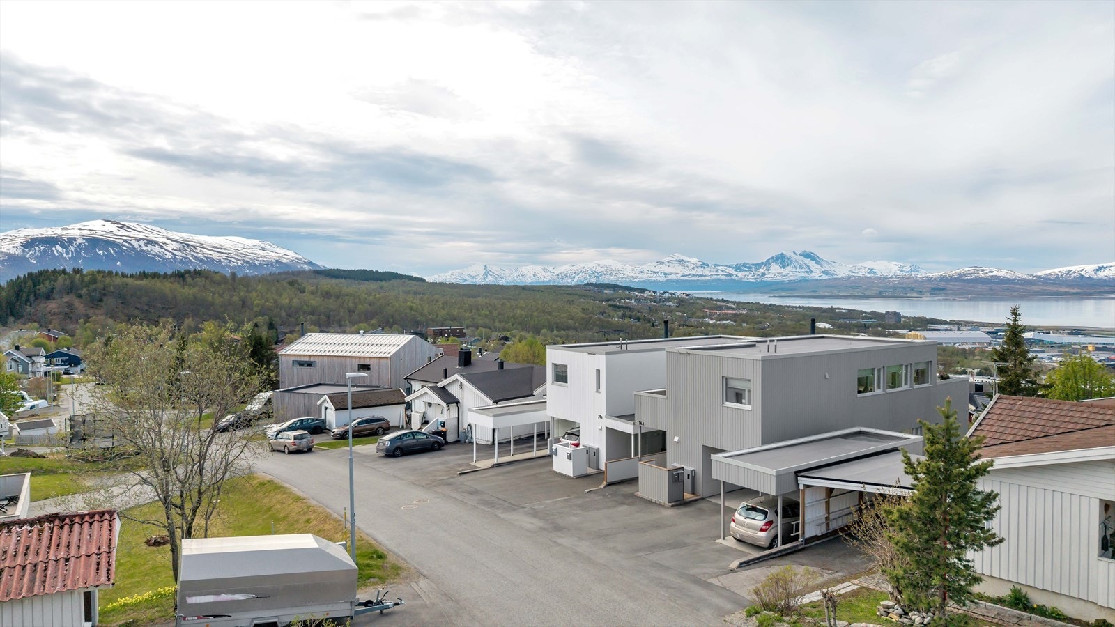Boligen er fint beliggende høyt i terrenget på Mortensnes Galleribilde