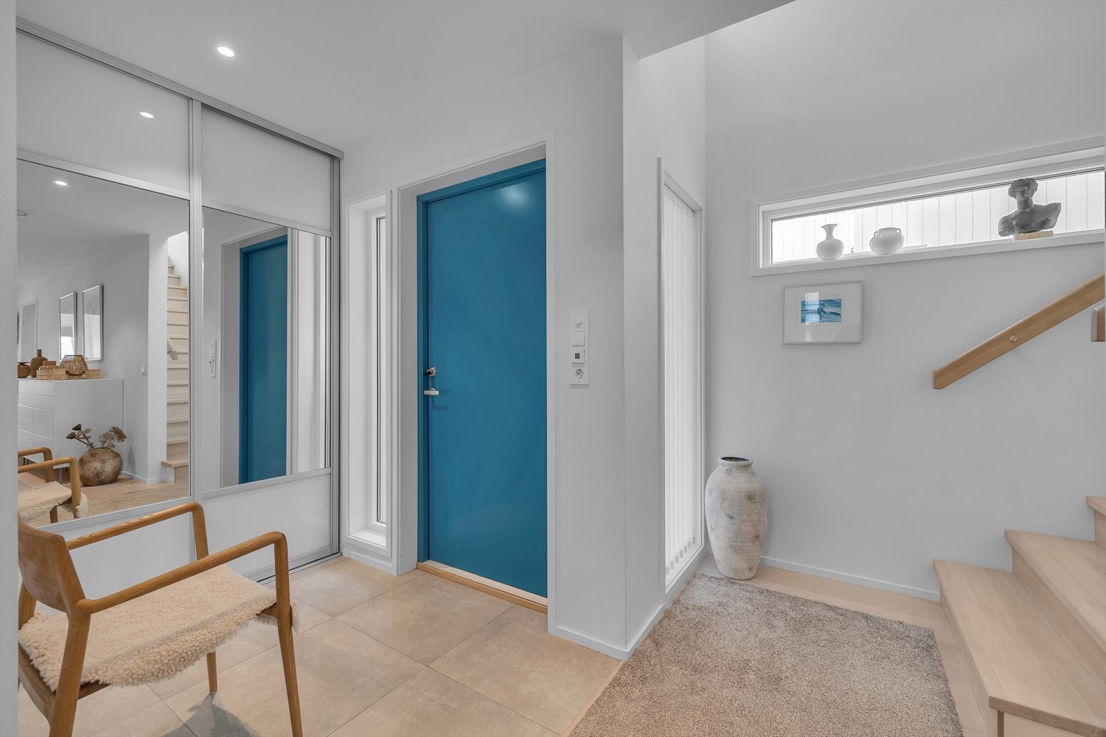 Gang med god oppbevaring i garderobe Galleribilde