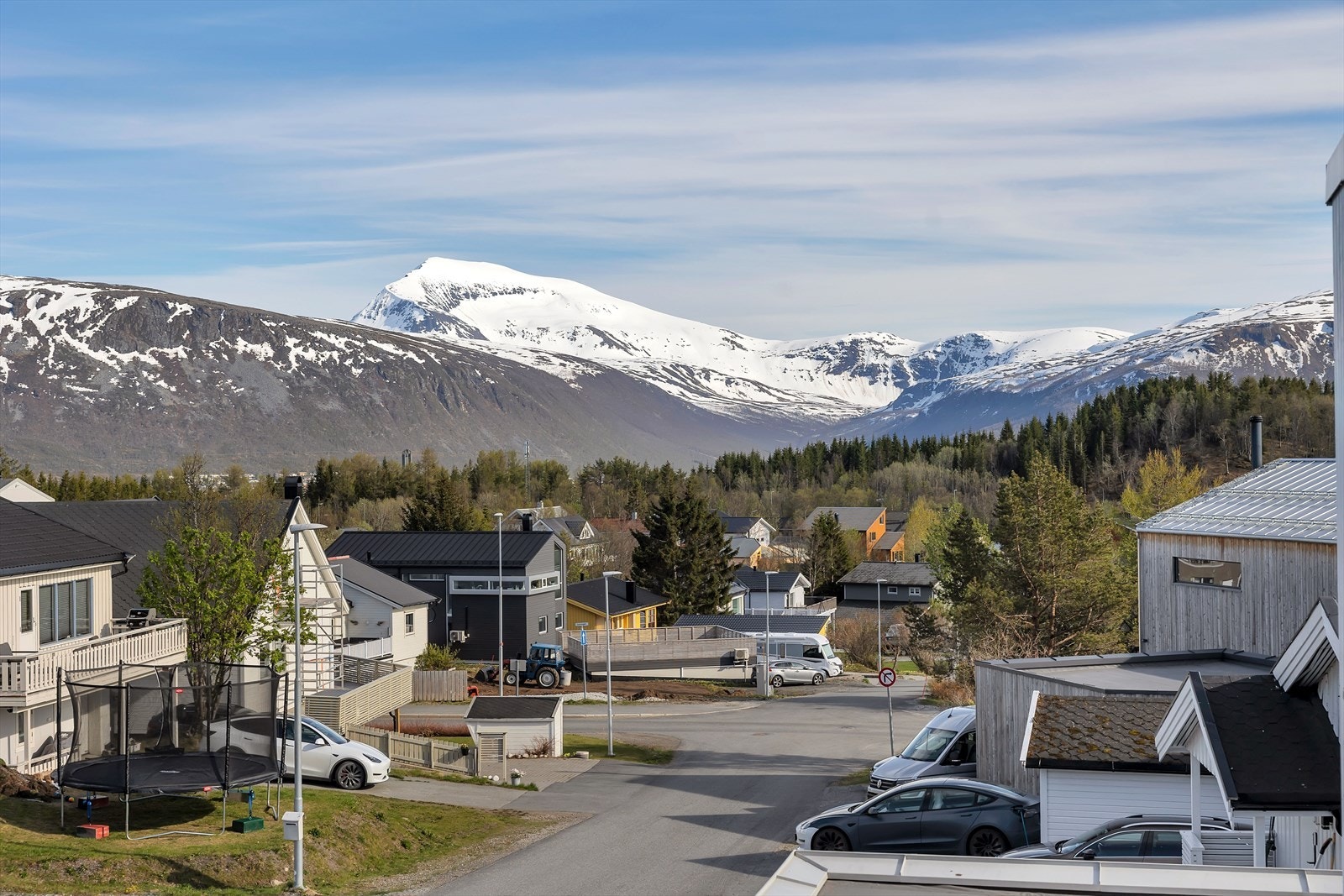 Utsikt fra veranda mot øst - Tromsdalstinden i siktet Galleribilde