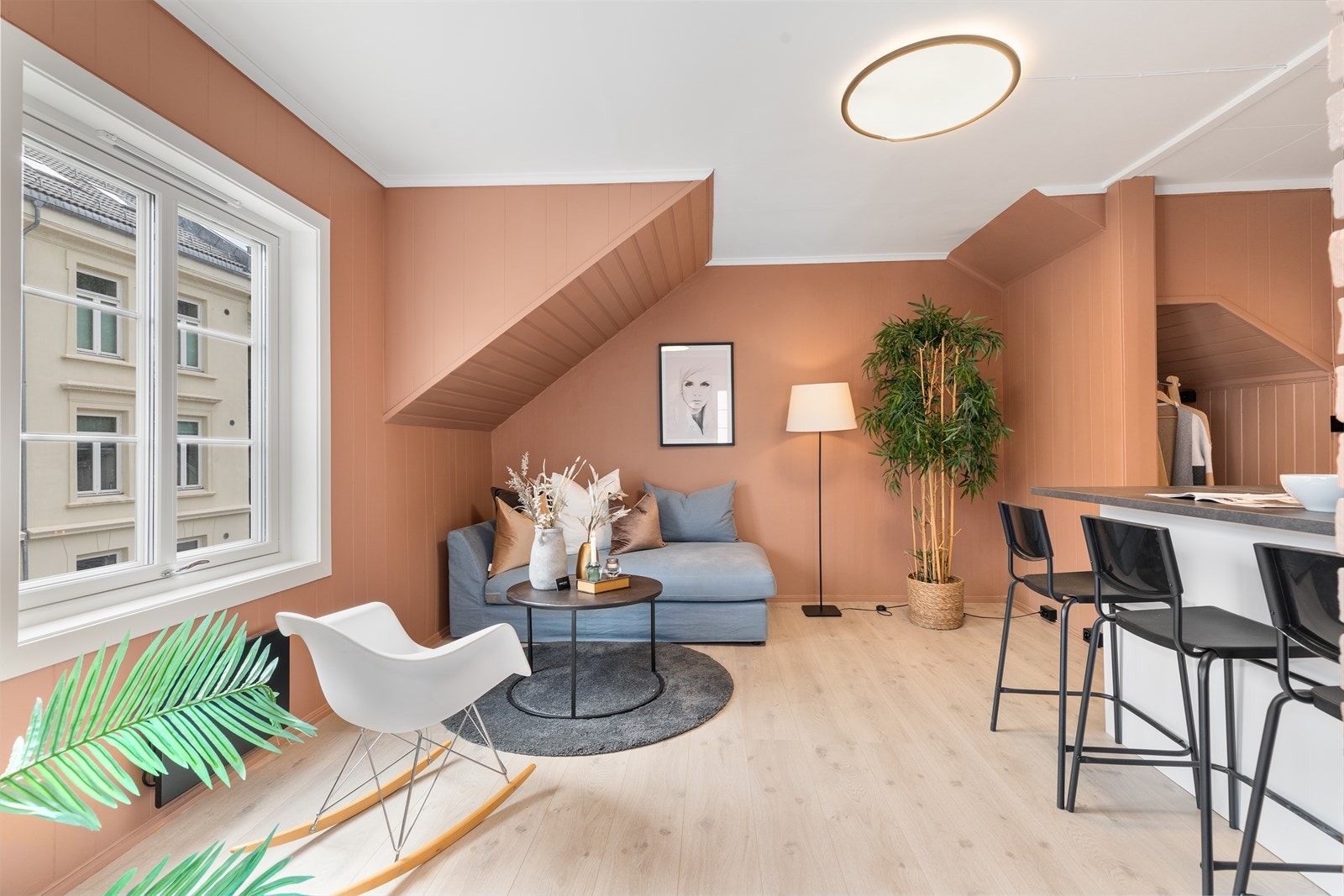 Stuen gir plass for sofagruppe med tilhørende tv-møblement Galleribilde