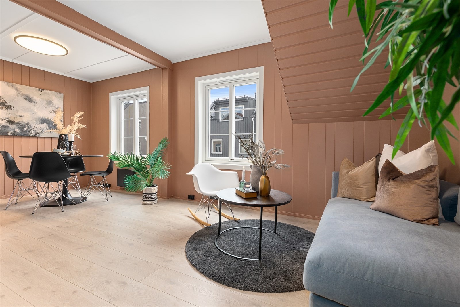 Store vindusflater som bidrar til godt med naturlig lys Galleribilde