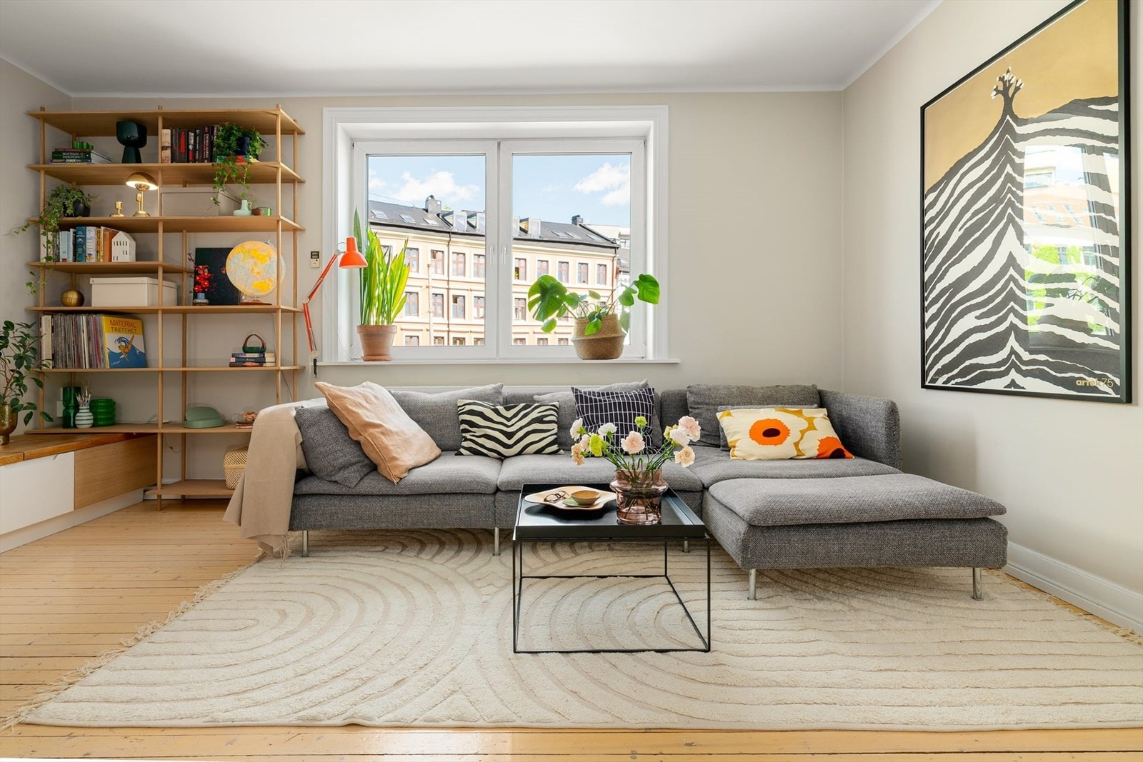De duse, beige fargetonene fungerer som et nøytralt lerret og kan enkelt matches med andre farger, enten du vil ha fargerike innslag eller en ton-i-ton-stil. Galleribilde