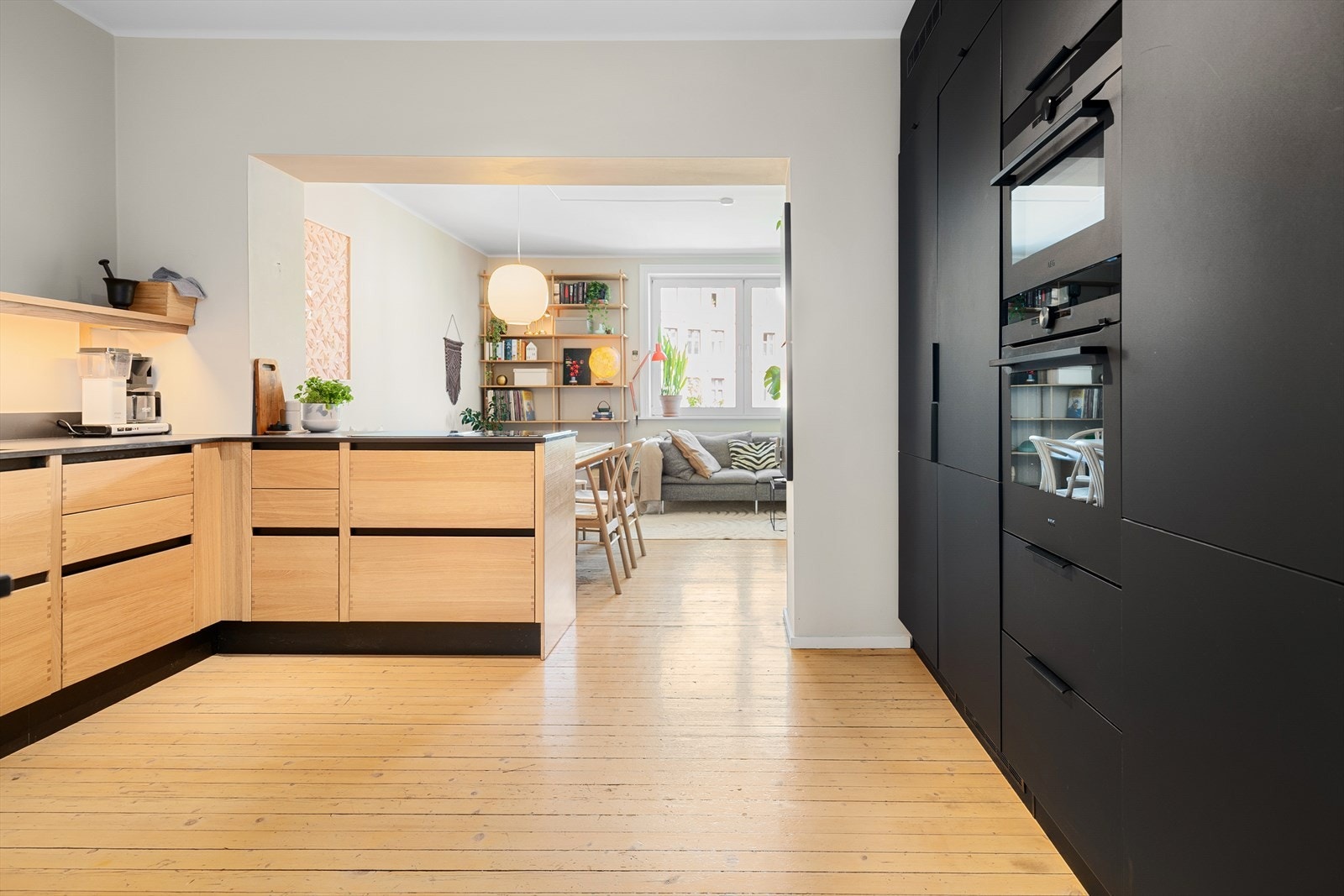 Den stilrene og lekre kjøkkeninnredningen fra HTH ble satt inn i 2021. Kombinasjonen av heltre eik og sorte fronter på kjøkkenet gir en perfekt balanse mellom lun varme og moderne eleganse. Galleribilde