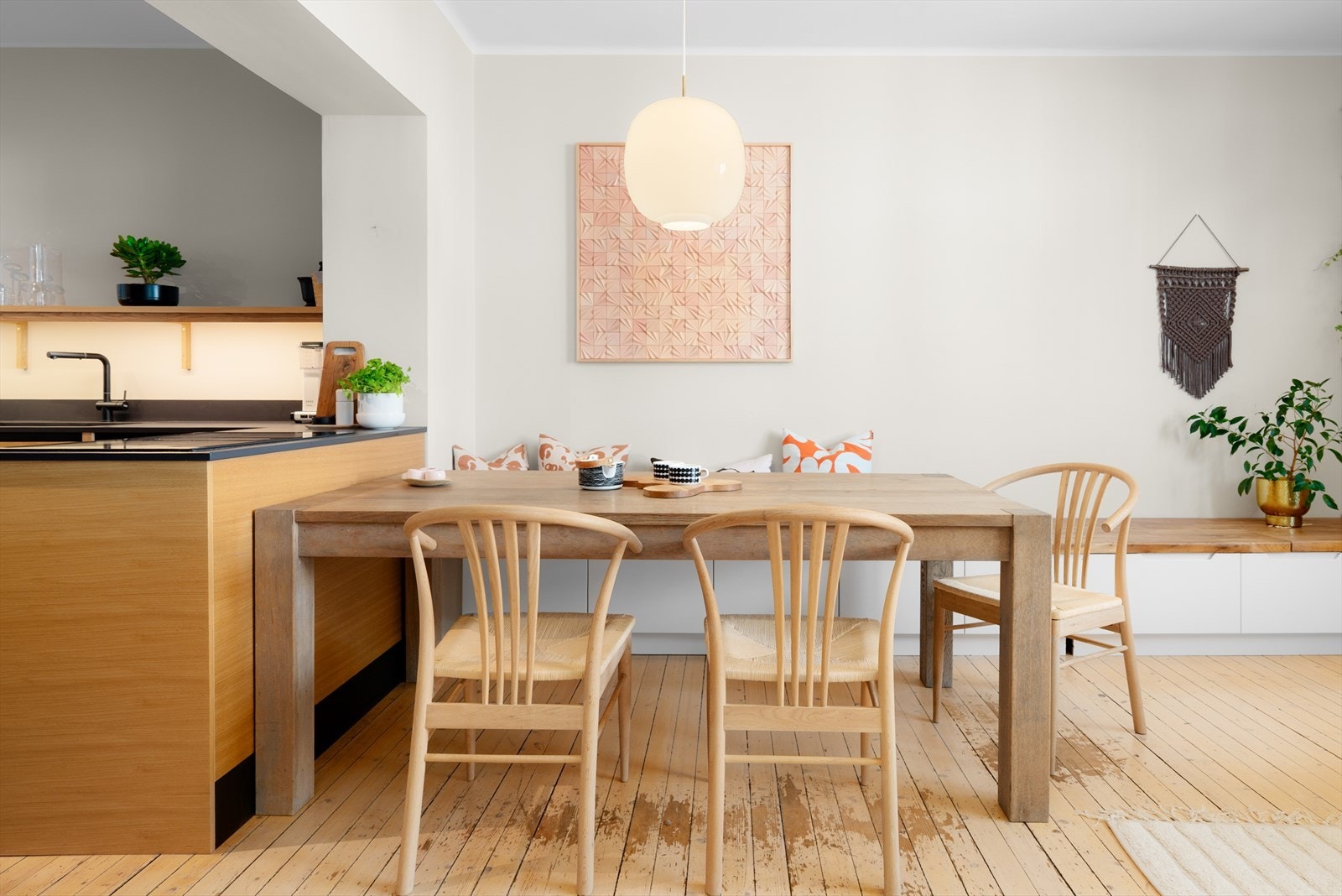 På den langsgående sittebenken er det god plass til både familie og venner. Det er også rikelig med lagringsplass i skapene under. Den lange benken ble lagt til i 2021 og levert av HTH Kjøkken, mens toppen av benken er gjenbrukt kjøkkenbenk i bøkestav. Galleribilde