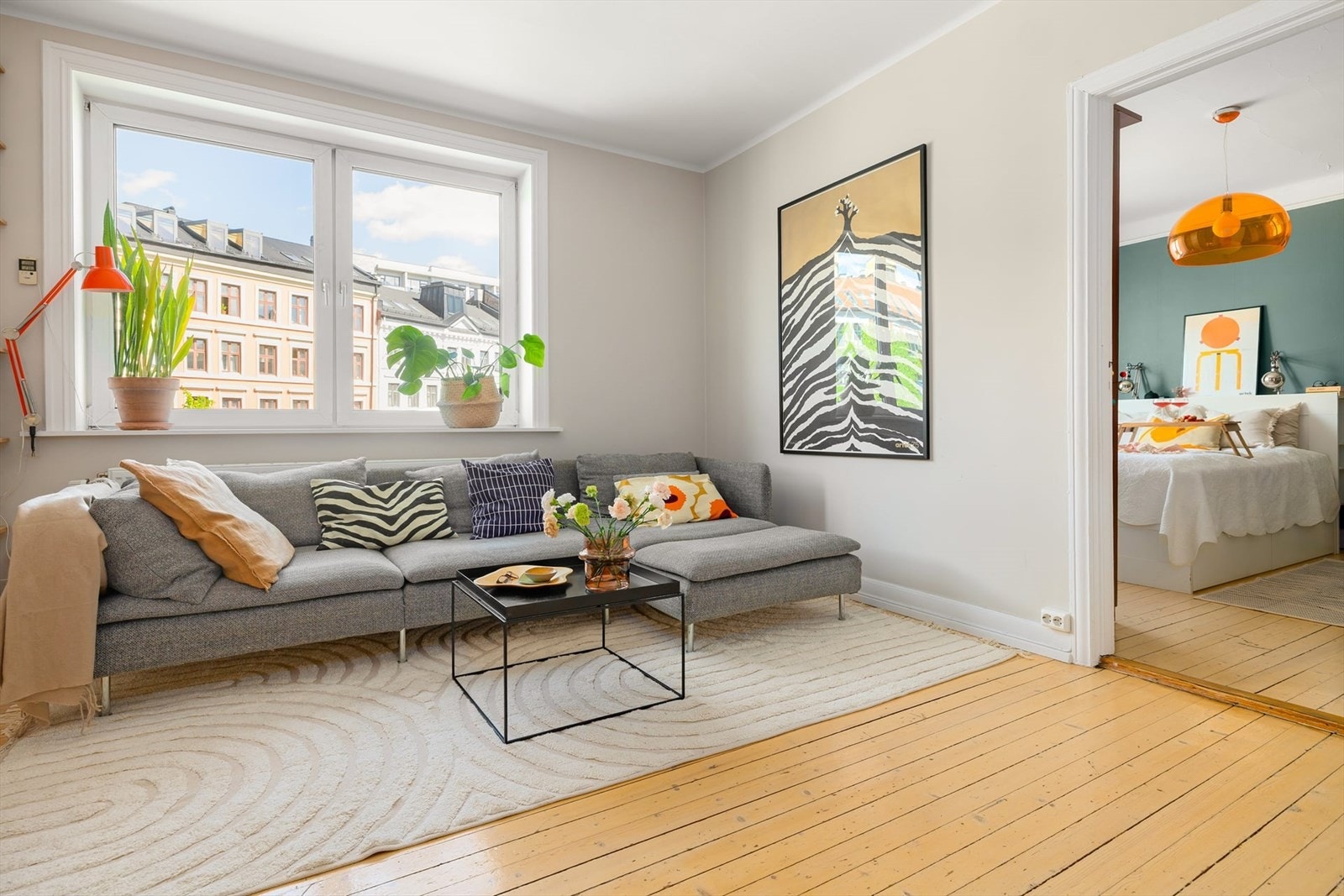 Leiligheten er perfekt for deg som liker ekstra god plass, et par eller et vennepar. Soverommene ligger på hver sin side av stuen. Praktisk dersom man ønsker å leie ut det ene rommet, eller hvis man er to venner eller søsken som kjøper leilighet sammen. Galleribilde