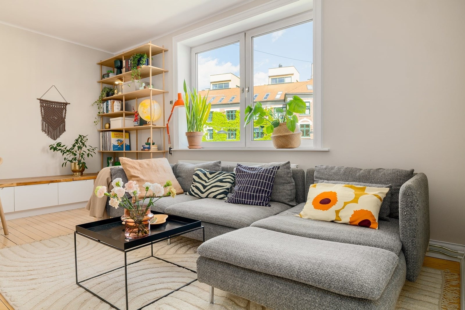 Her kan du innrede med en loungesofa, i tillegg til flere oppbevaringsmøbler langs veggflatene. I de brede vinduskarmene trives plantene godt! Galleribilde