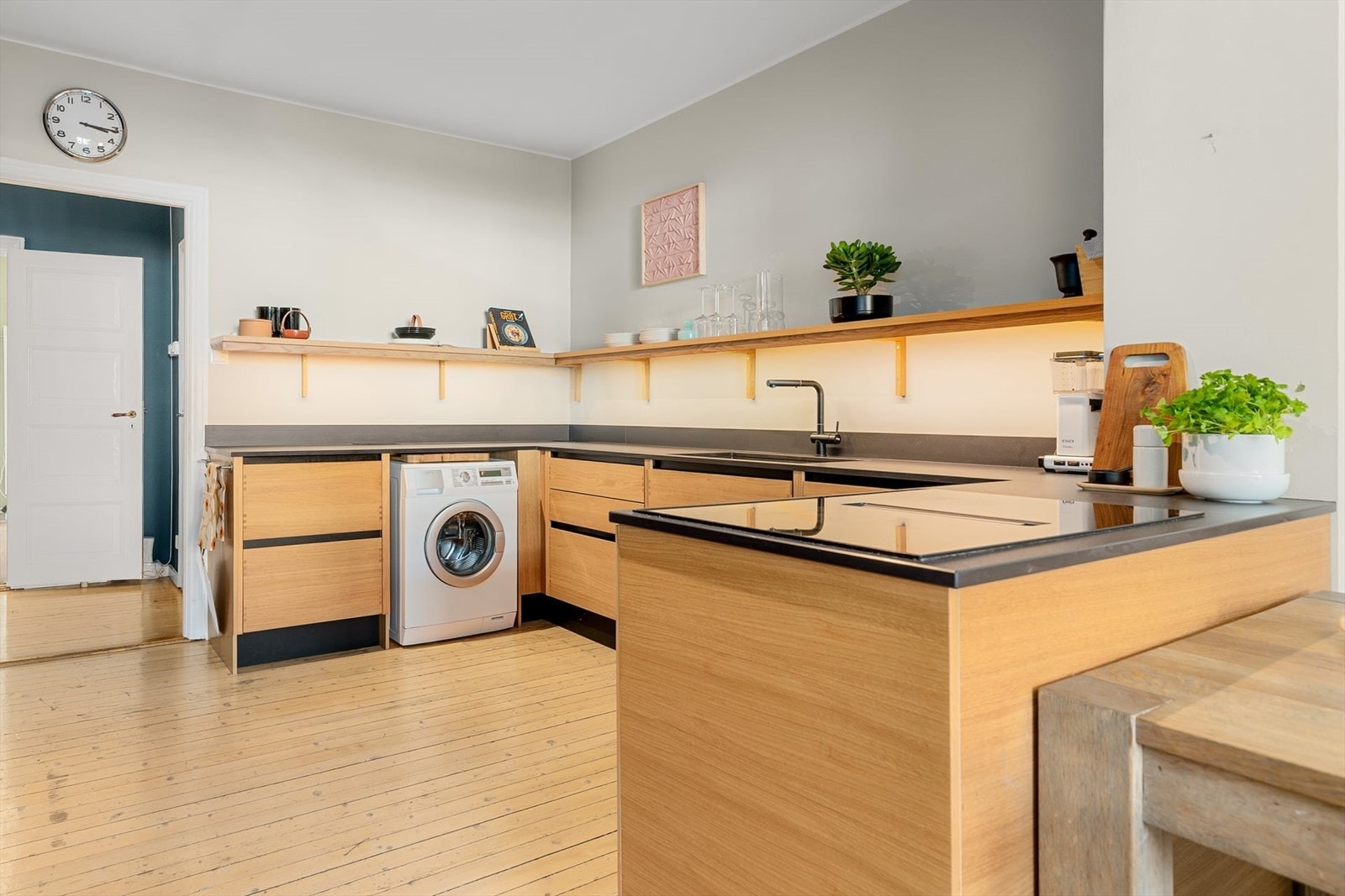 Den store U-formede benkeplaten gir en ekstra god arbeidsflate for den som kokkelerer. Galleribilde