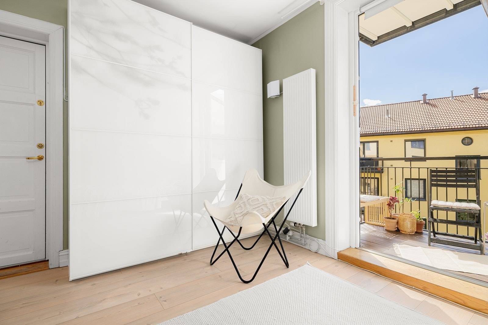 En stor skyvedørsgarderobe er montert langs endeveggen og gir rikelig med oppbevaringsplass. Det går en baktrapp ut av dette rommet som leder til den frodige bakgården med sykkelboder og avfallshåndtering, loft og kjeller. Galleribilde