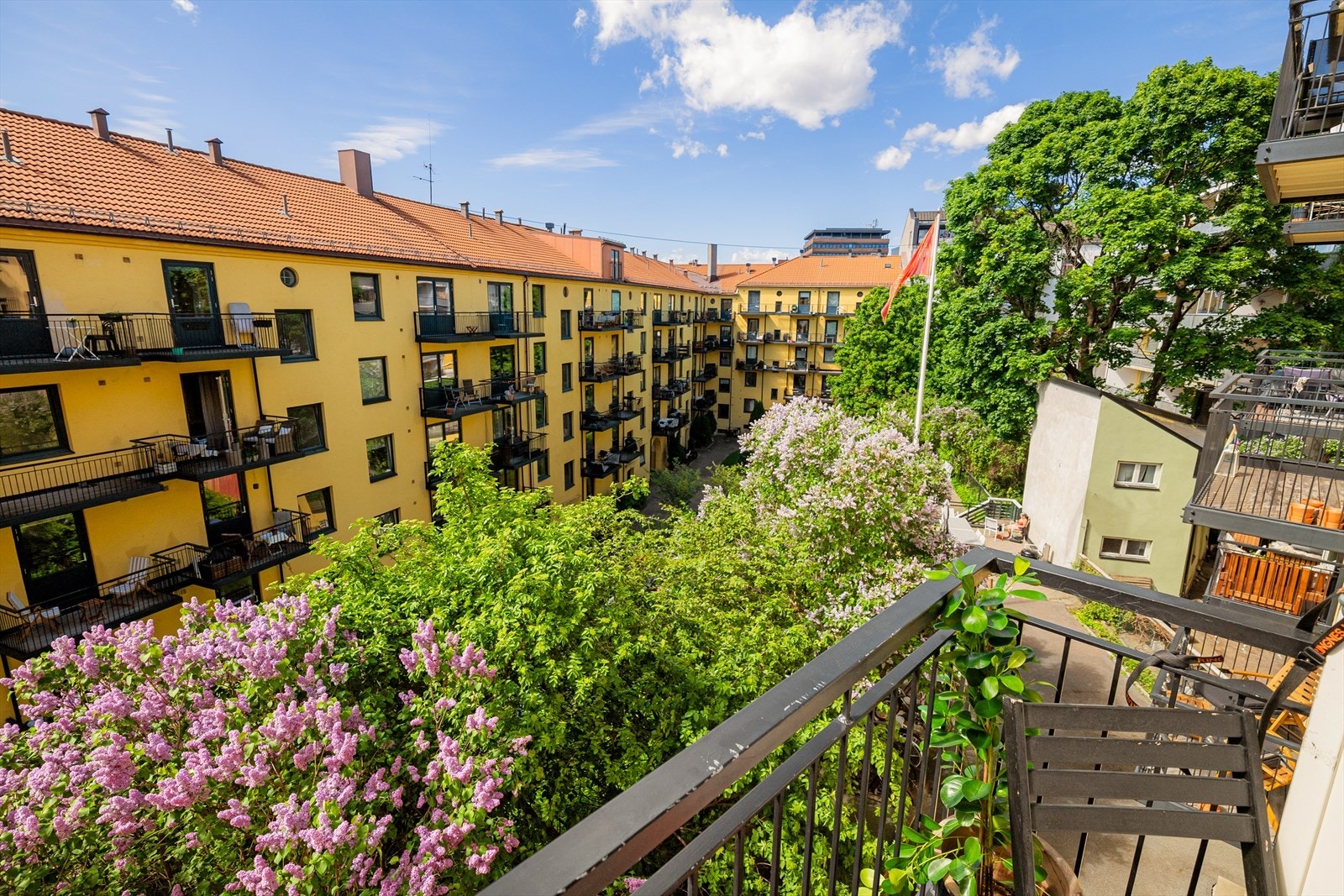 Sitat selger: "Det er deilig å sitte på verandaen i kveldsola og høre bakgården summe under seg." Galleribilde