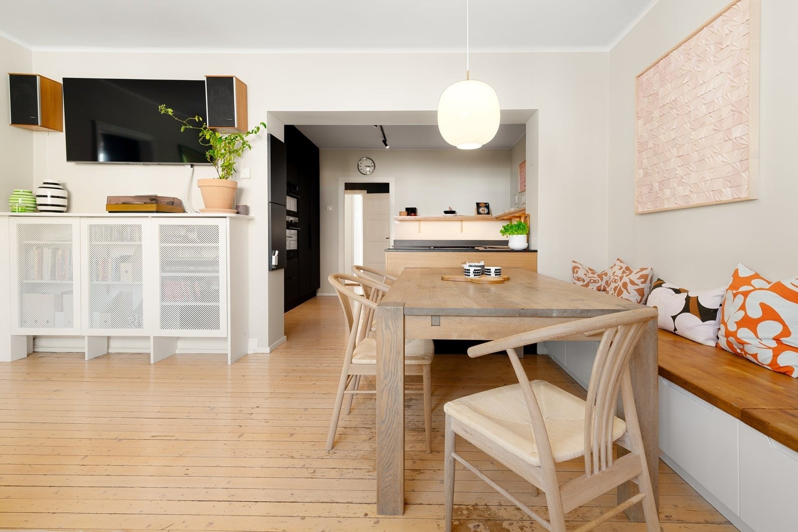 Den gjennomgående planløsningen gjør at leiligheten oppleves ekstra åpen, lys og luftig. Galleribilde