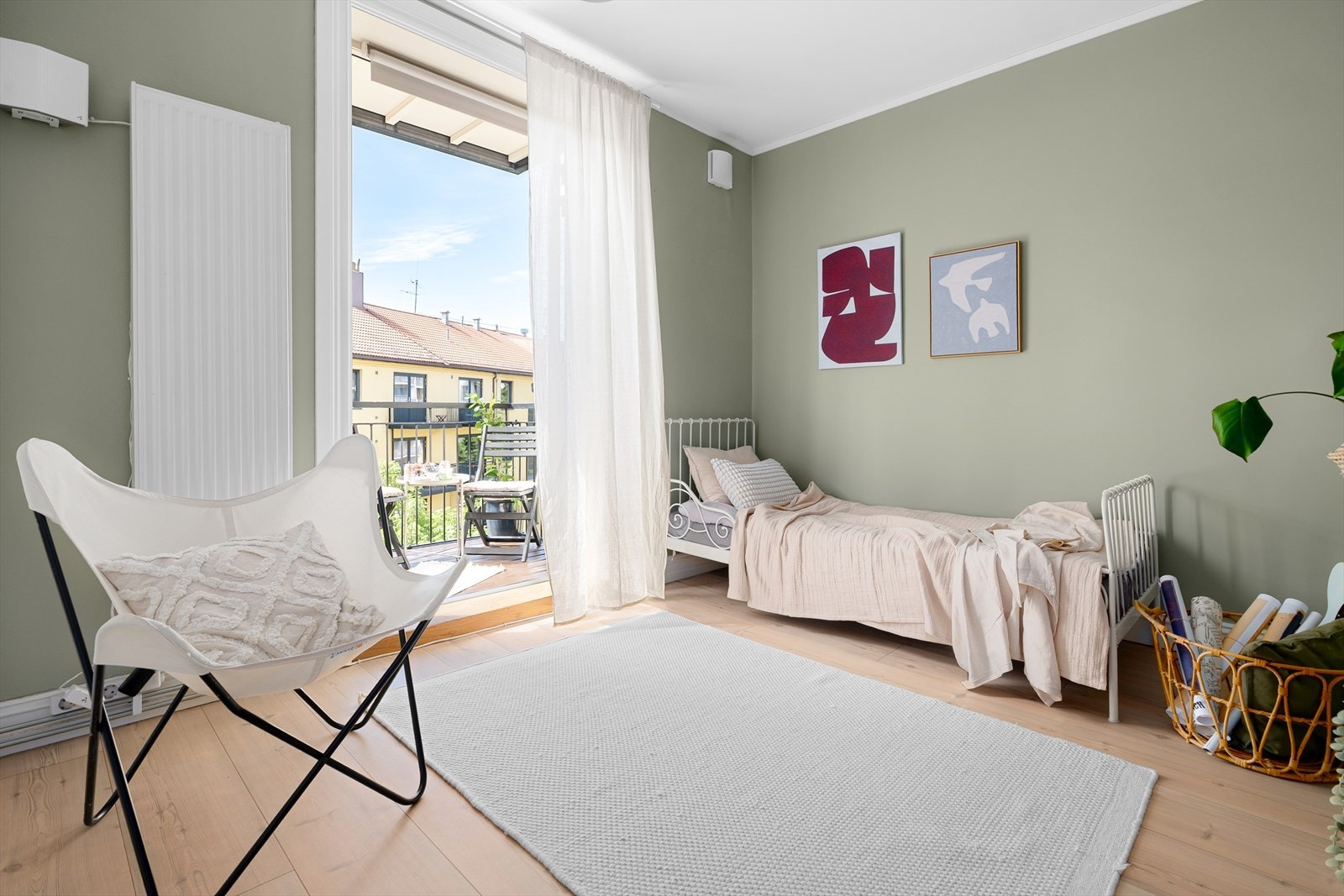 I motsatt ende av leiligheten og vendt mot bakgården ligger det andre soverommet. Galleribilde
