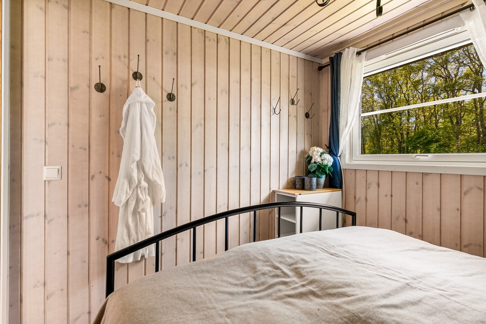 Et av tre soverom i østfløyen, alle med parkett på gulv og panel på vegger. Galleribilde