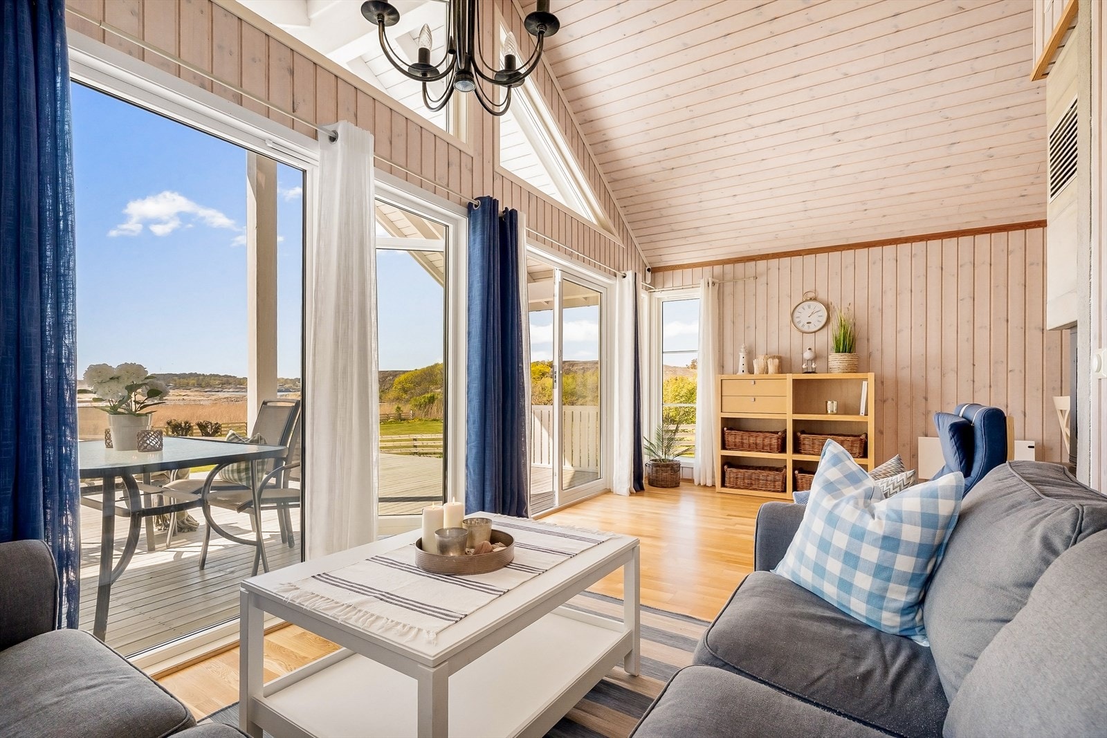 Fra stuen er det utgang til en stor, sørvendt og delvis overbygget terrasse. Galleribilde