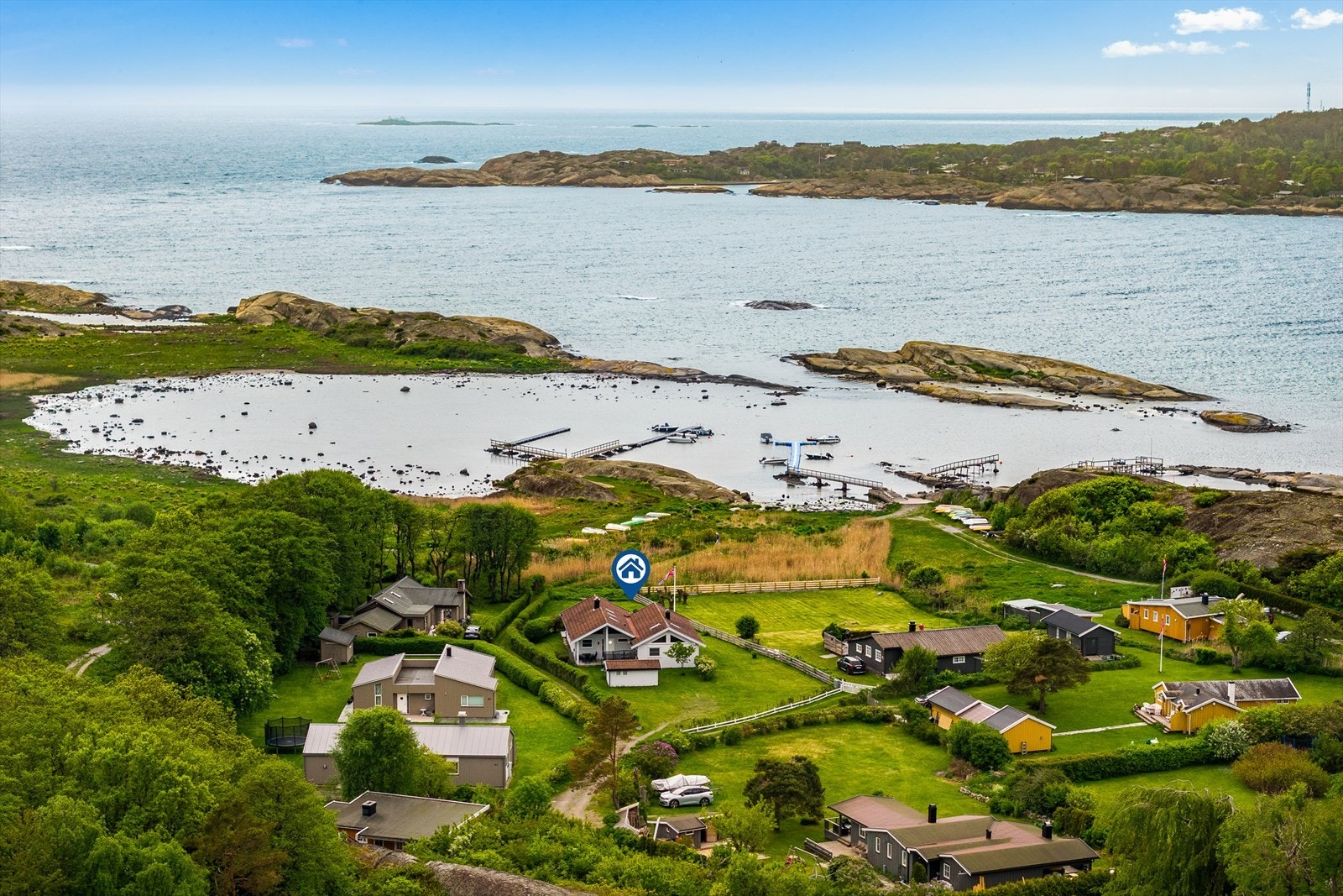 Eiendommen sett fra nord, med den frittstående boden i forgrunnen. Galleribilde