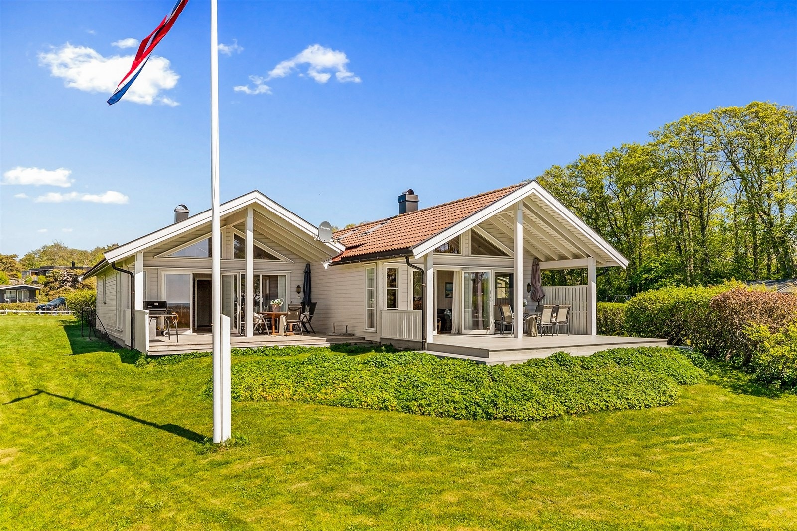 Fasaden har utvendig liggende bordkledning, og taket er tekket med betongtakstein. Galleribilde