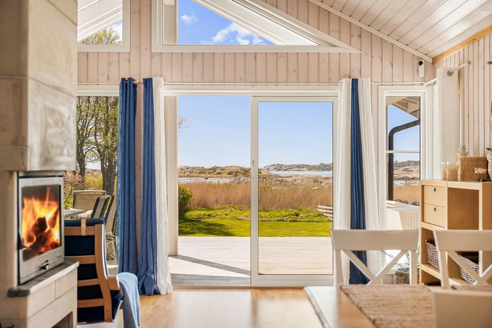 Store glassflater slipper inn rikelig med lys og gir utsikt mot sjøen. Galleribilde