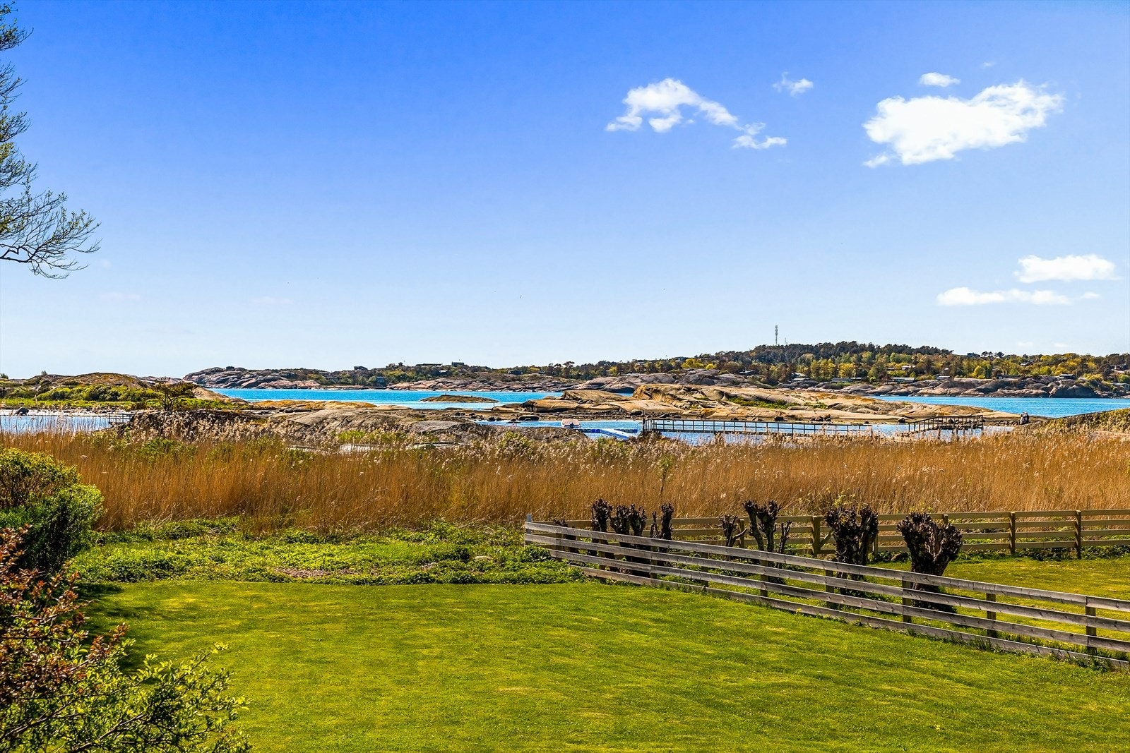 Utsikt fra eiendommen mot havet i sør. Galleribilde