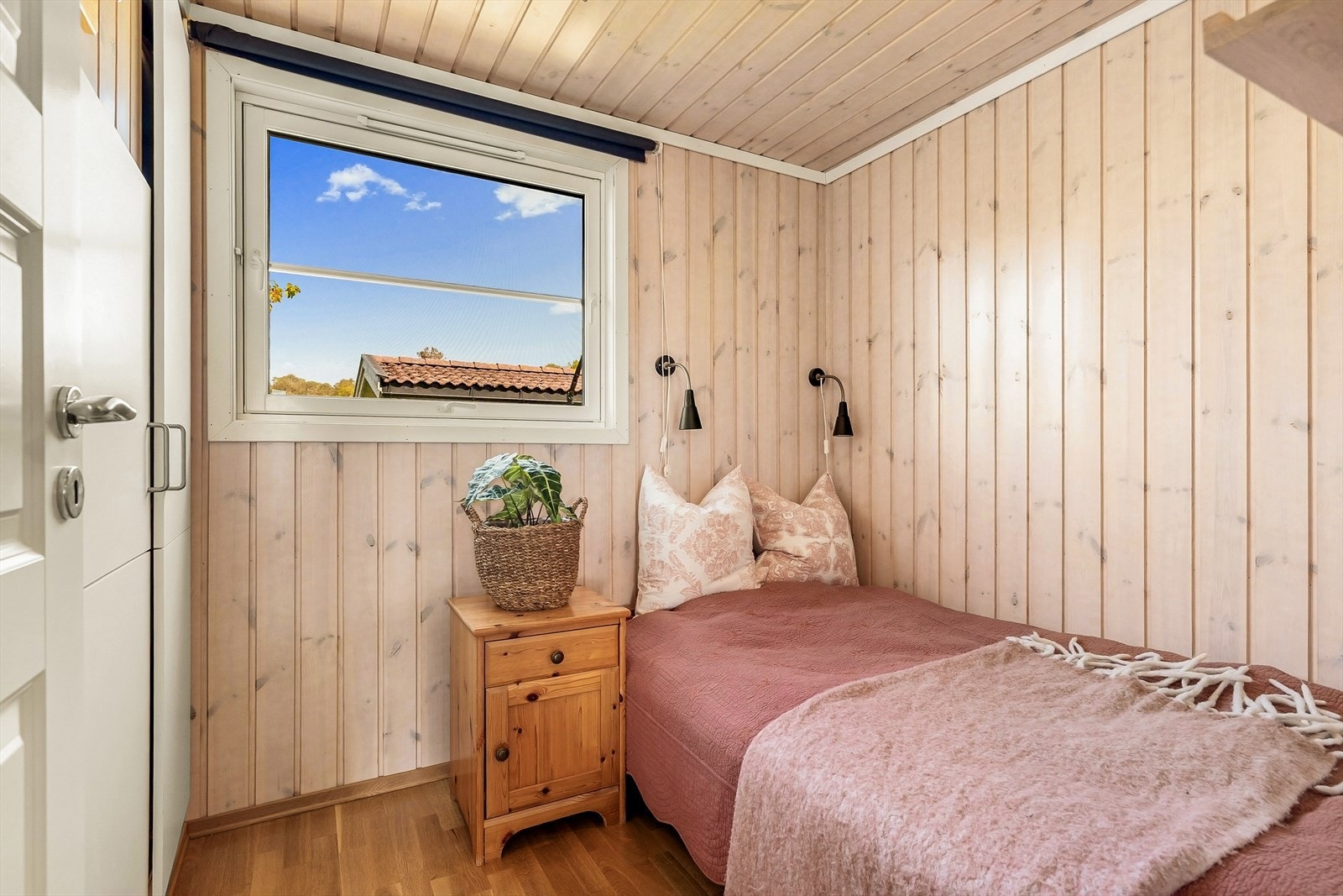Alle soverommene har panel på vegger og himling. Galleribilde