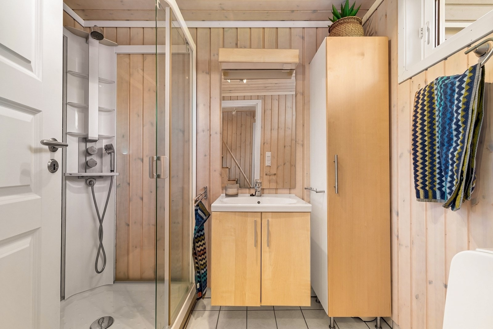 Badet i østfløyen er flislagt med elektriske varmekabler, og har dusjkabinett og toalett. Galleribilde
