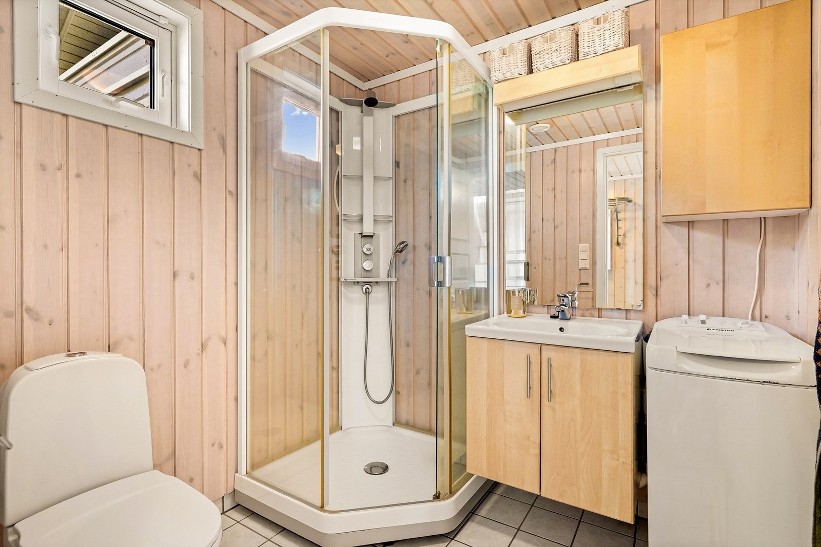 Badet i vestfløyen har flislagt gulv med varmekabler og opplegg for vaskemaskin. Galleribilde