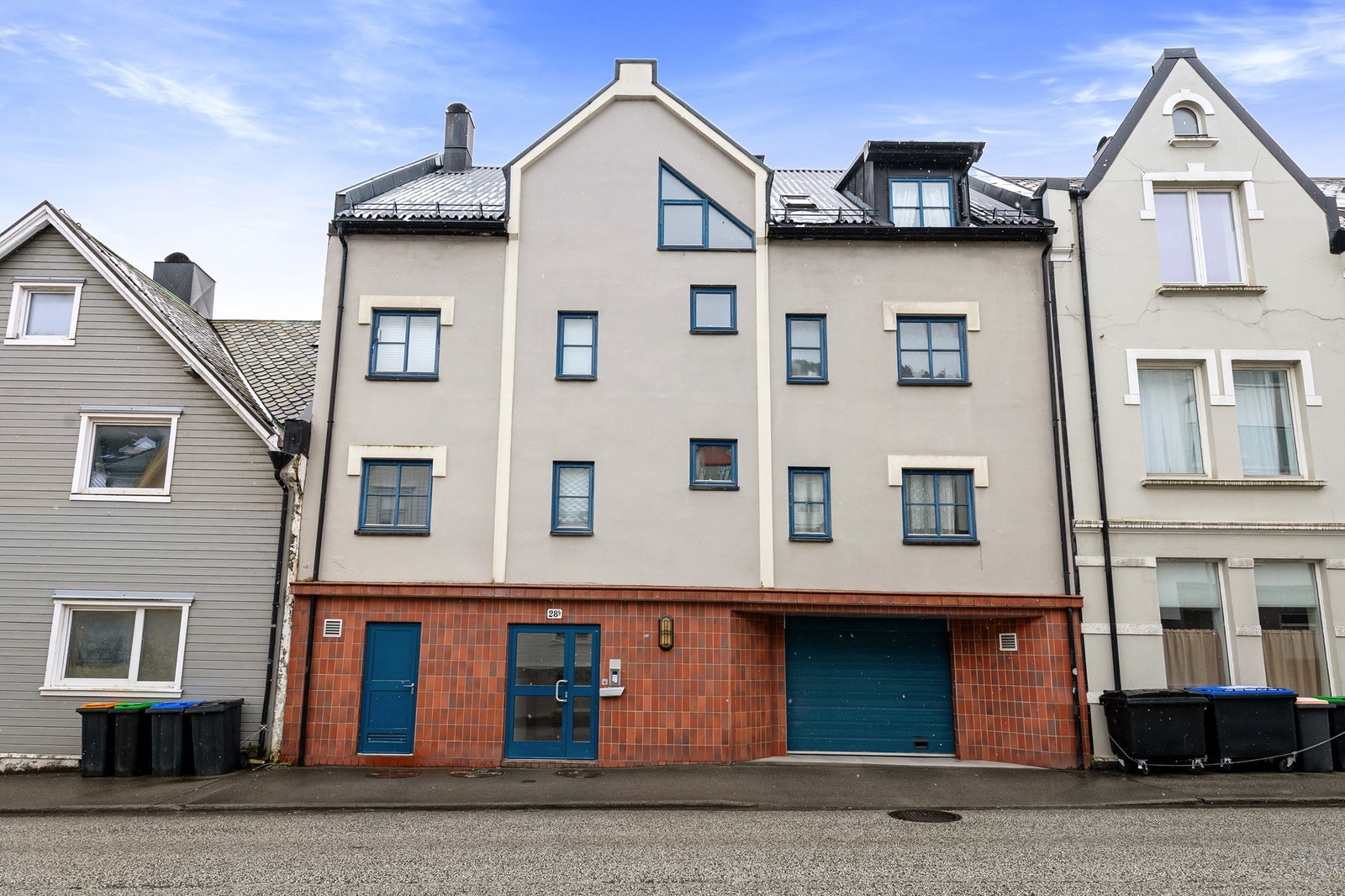 Leiligheten har sentrumsnær beliggenhet i en bygård oppført på slutten av 1980-tallet Galleribilde