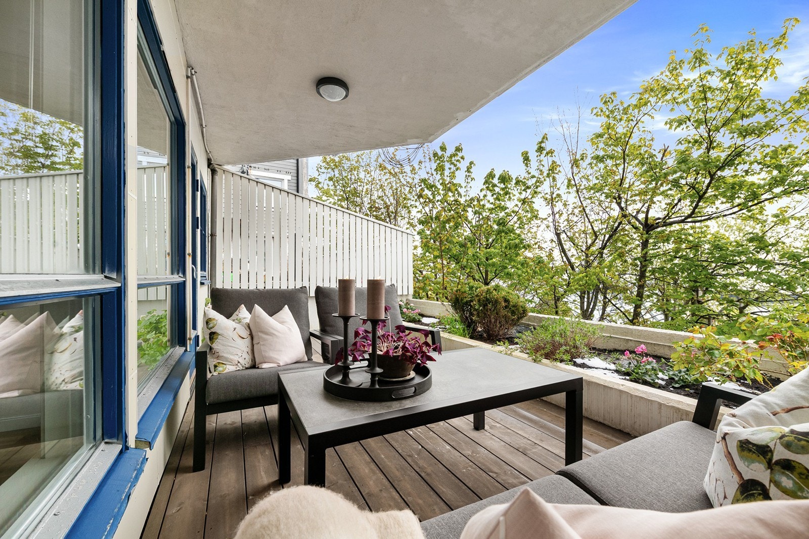 Terrasse på 15 kvm med terrassebord fra 2023 av typen Royal furu Galleribilde