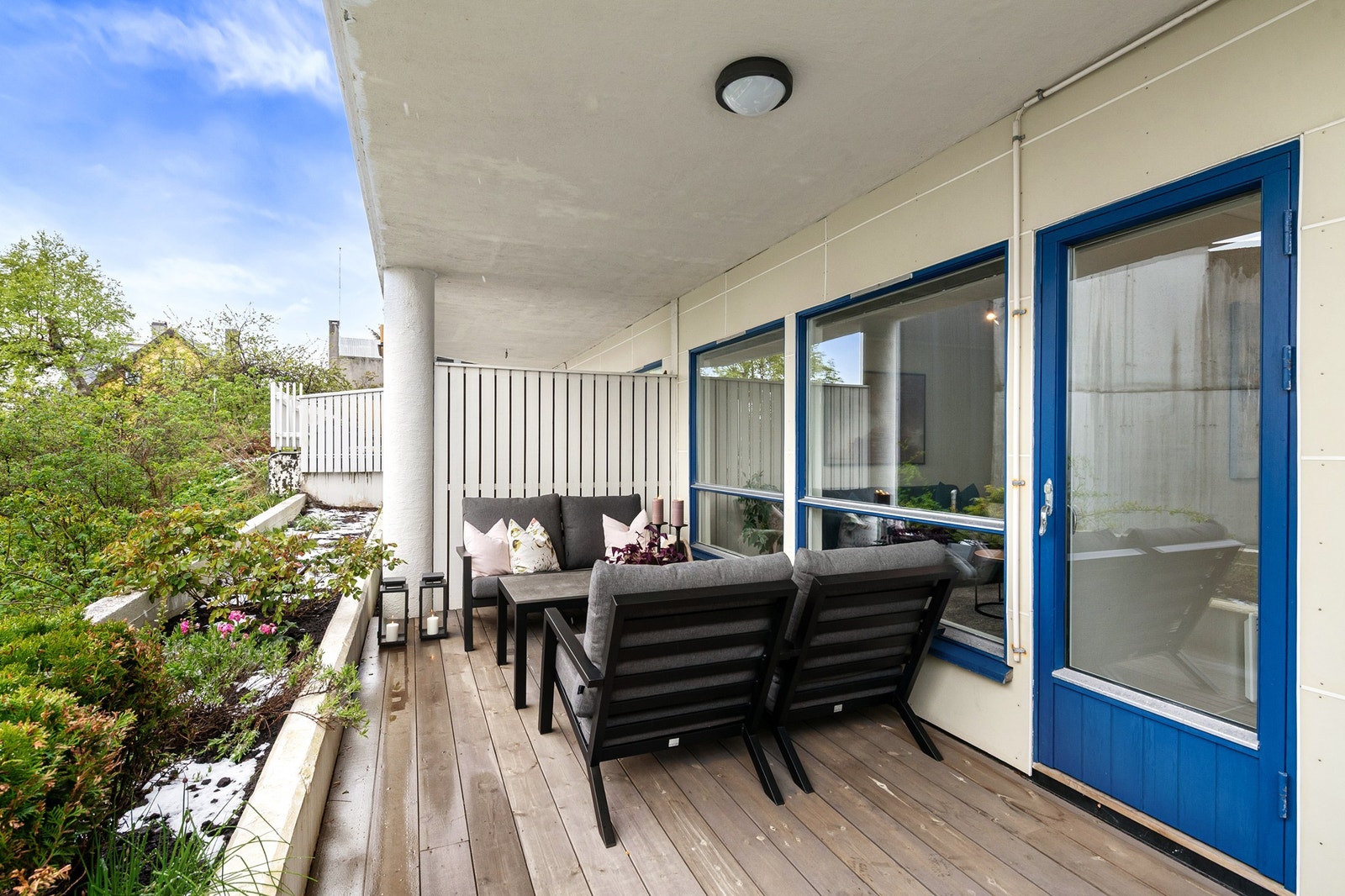 Flott sydvendt terrasse med god plass til sittegruppe Galleribilde
