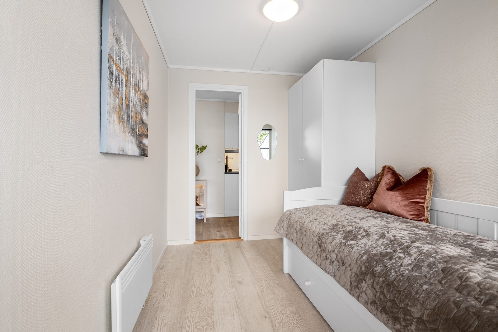 Soverommet er vendt mot syd lengst vekk fra veien Galleribilde