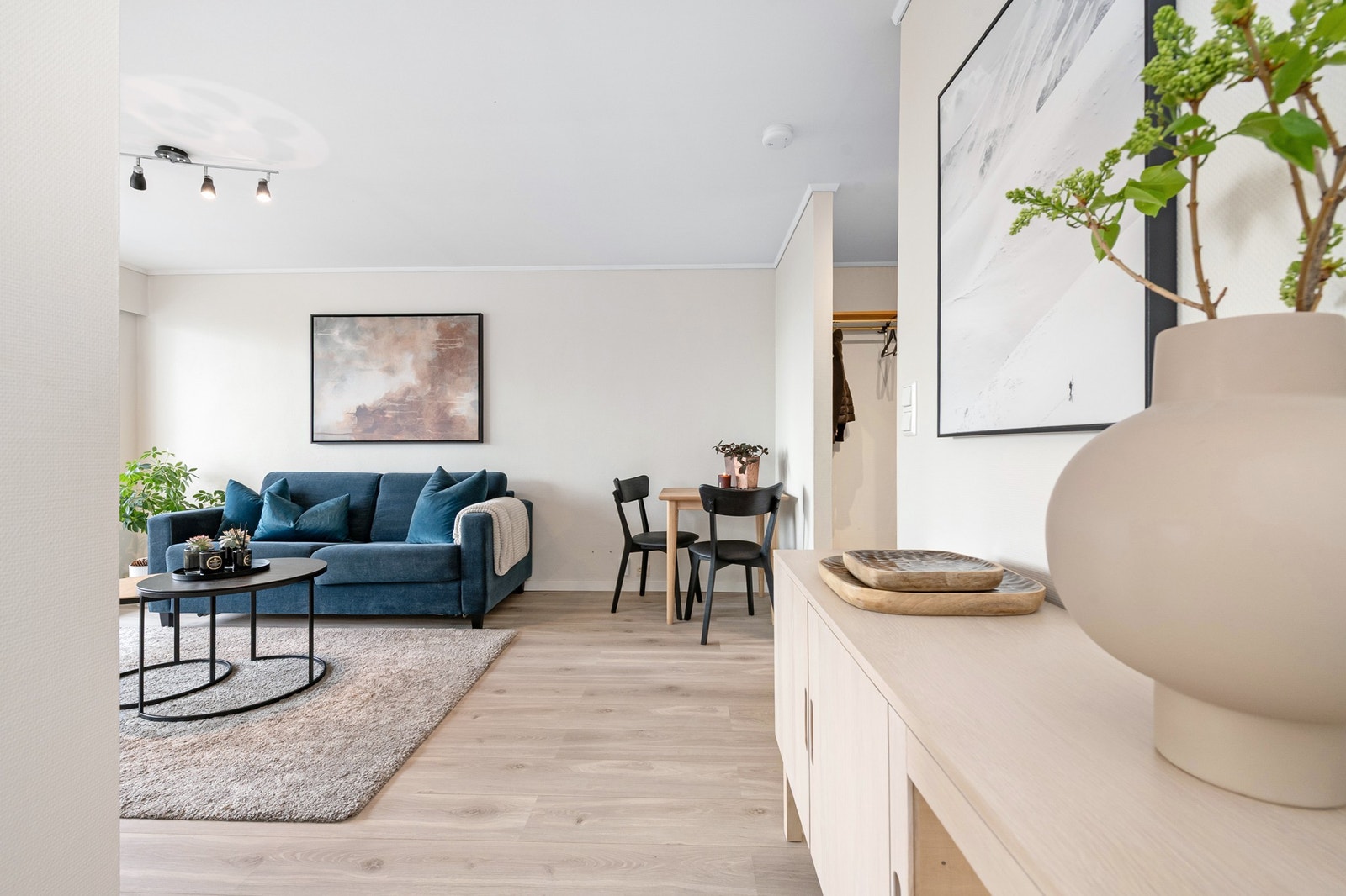 Leiligheten fremstår moderne med fine fargekombinasjoner og nytt laminatgulv i 2021 Galleribilde