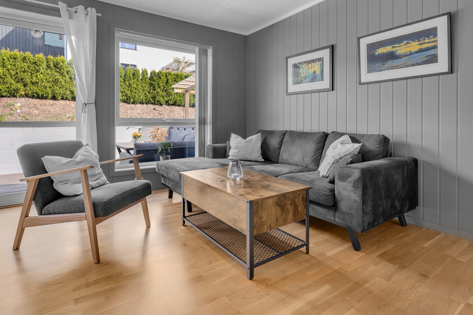 Fra stuen er det utgang til stor terrasse Galleribilde