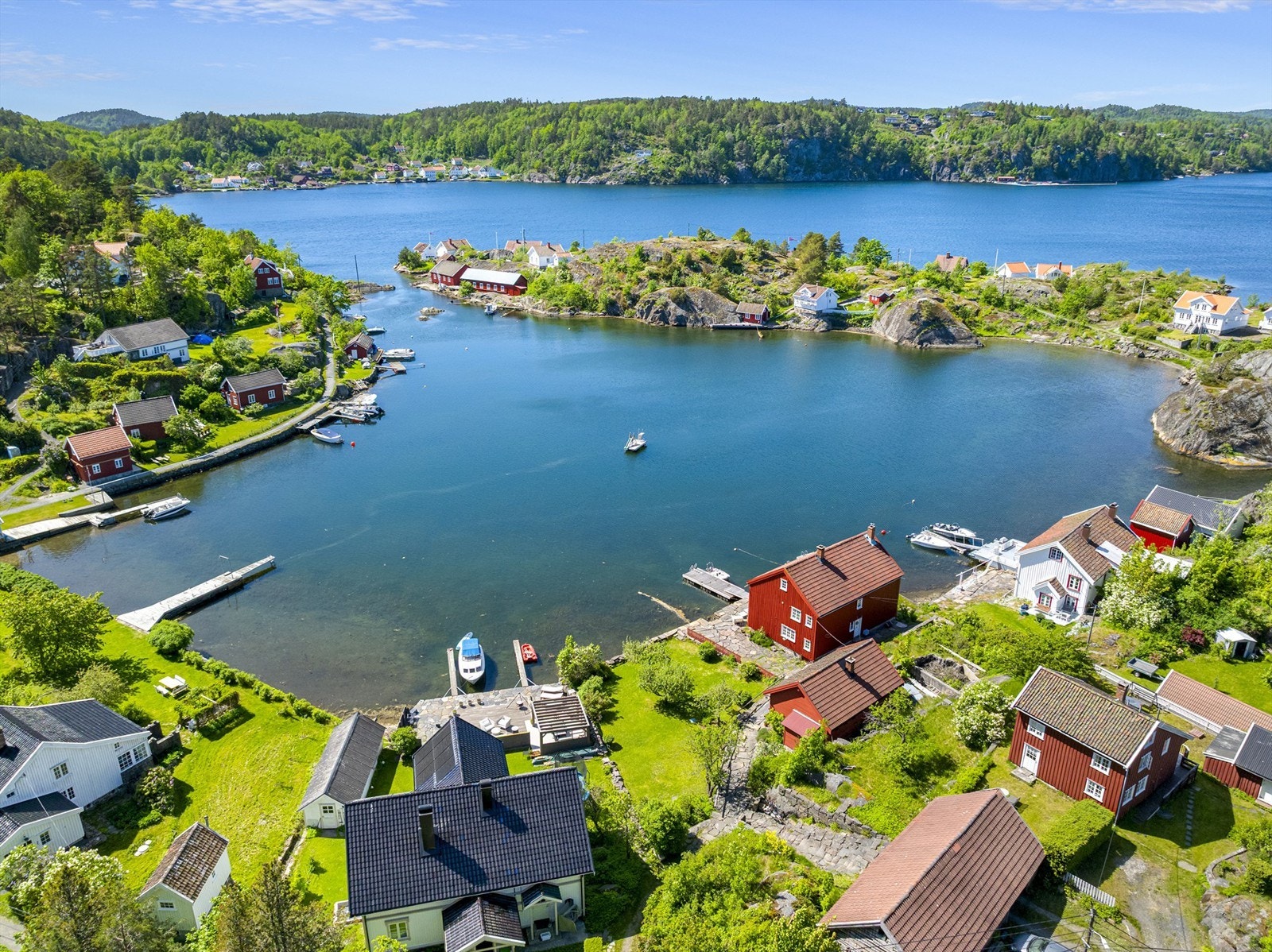 Skjærgården byr på lune viker, svaberg og holmer. Det er både restauranter, bakerier, strender og mange aktiviteter man kan oppdage på Borøy og de andre øyene i området. Galleribilde