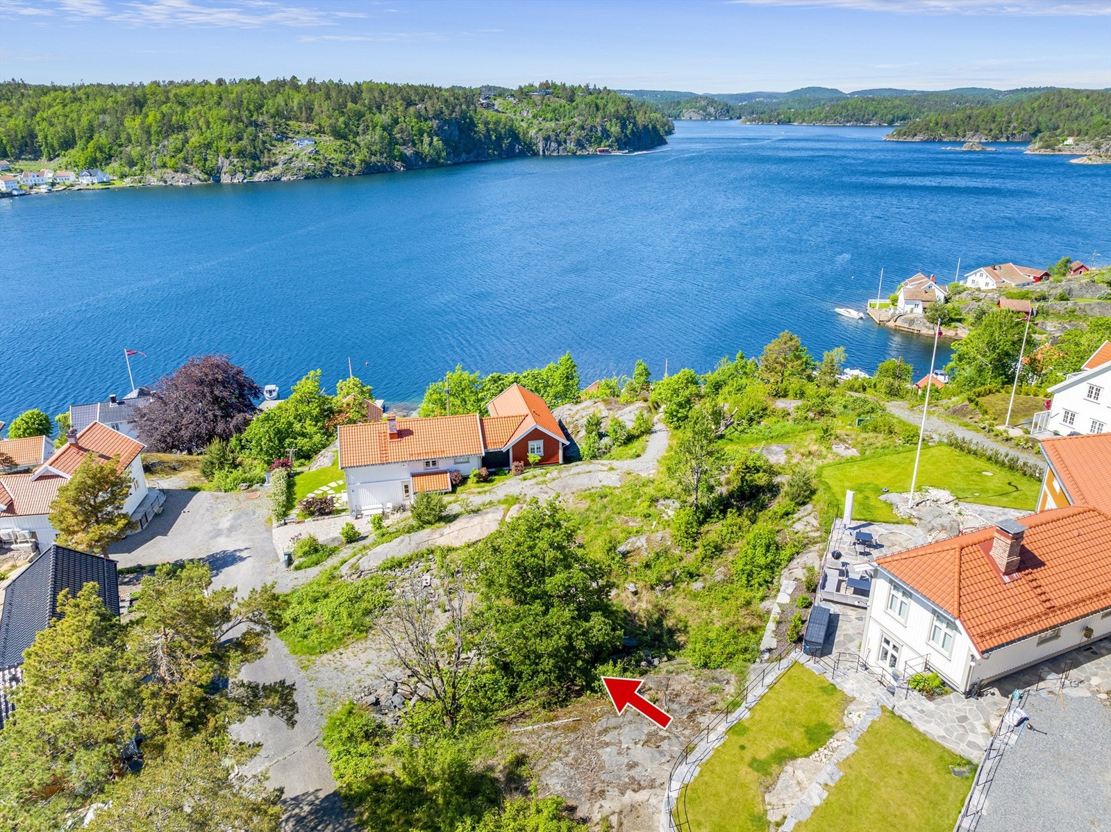 Tomtens plassering i landskapet er helt nydelig med litt avstand mellom husene som også ligger på forskjellige nivåer i terrenget. Galleribilde