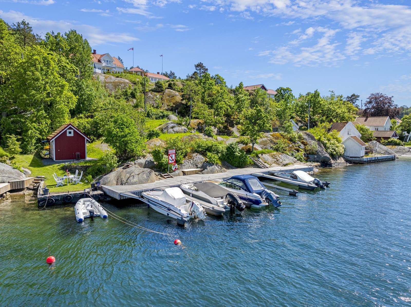 Til tomten tilhører det 1/7 eierandel på parsell med felles bryggeanlegg. Det tilhører en båtplass og en sjøbod til tomten inkludert i eierandelen 1/7. Galleribilde