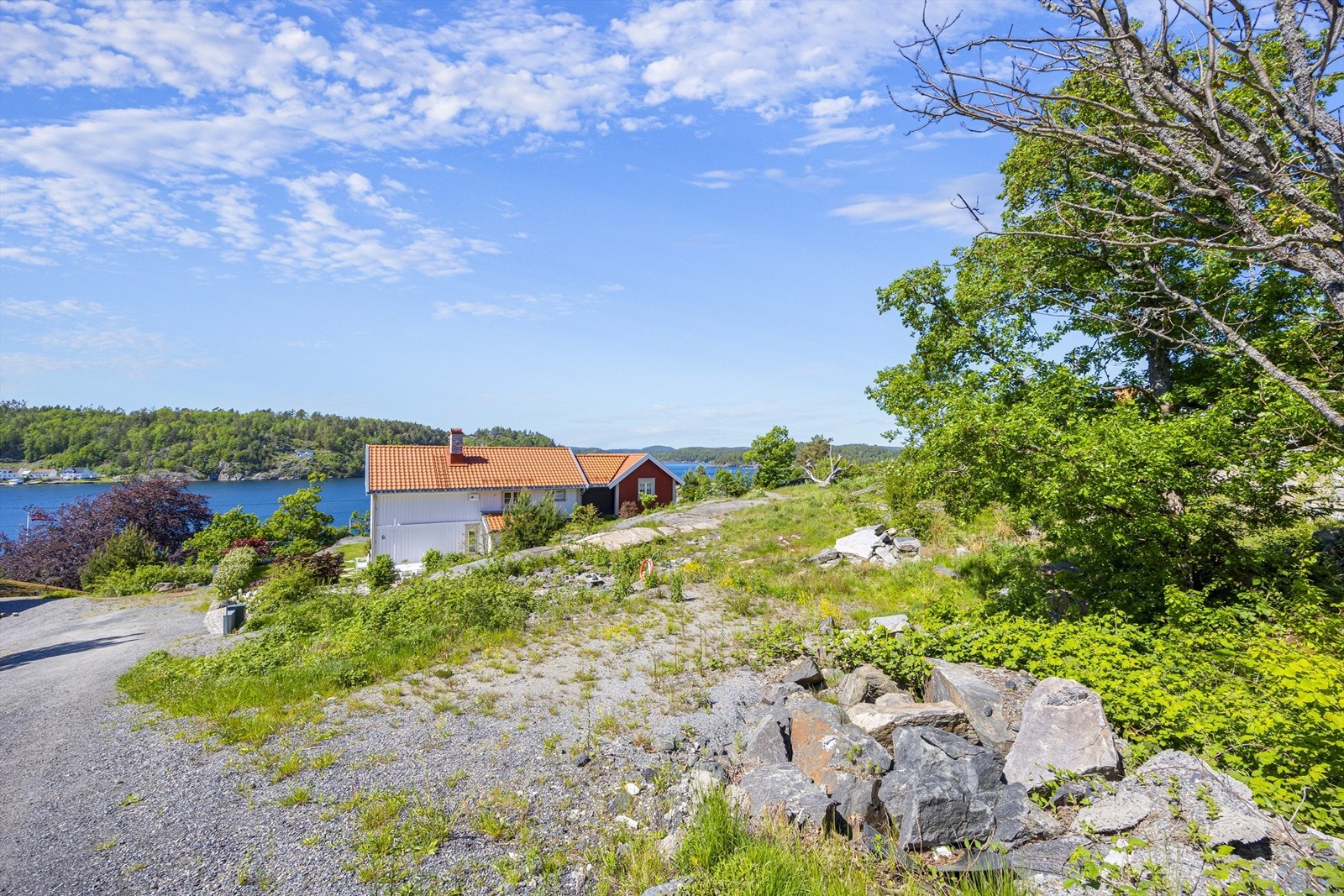 Vakker utsikt til Oksefjorden og områdene rundt. Området er fredelig og idyllisk, samt regulert med fokus på Sørlandsstilen. Galleribilde