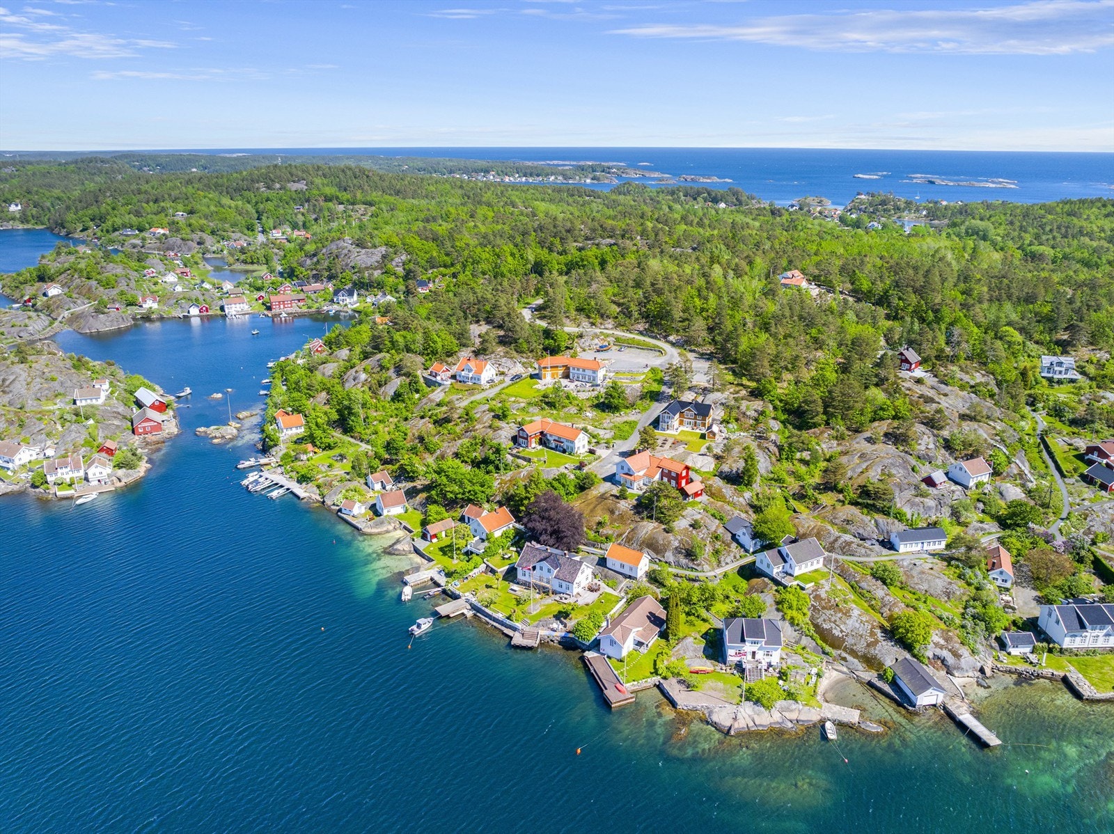 Et levende kystsamfunn med en blanding av fastboende og fritidsbebyggelse. Tomten som selges er til helårsbolig. Galleribilde