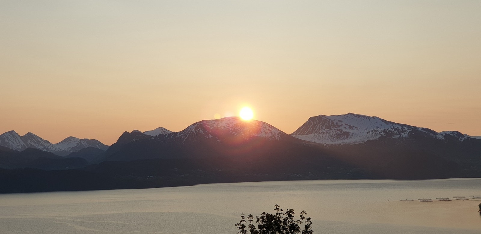 Fra eiendommen kan du nyte både sol- og måneoppgang. Privat bilde fra selger. Galleribilde