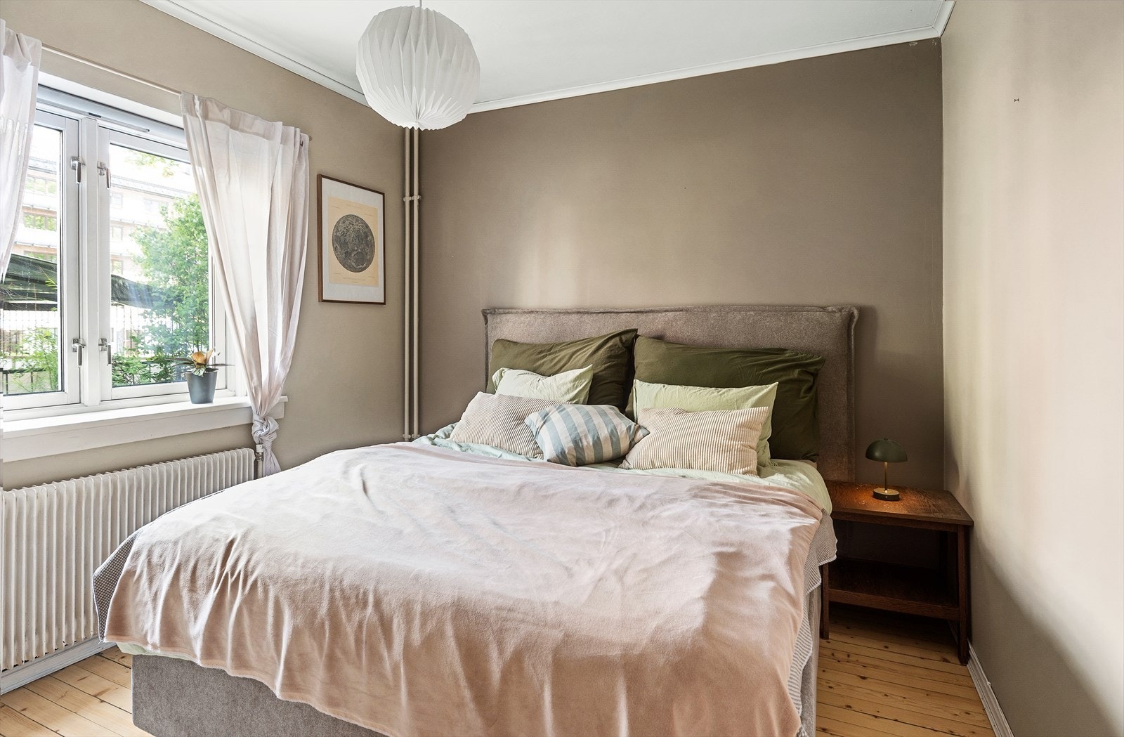 Soverommet har god plass til dobbeltseng og vender mot bakgård. Galleribilde