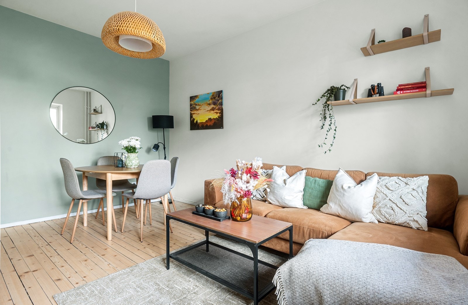 Store vindusflater slipper inn rikelig med dagslys. Galleribilde