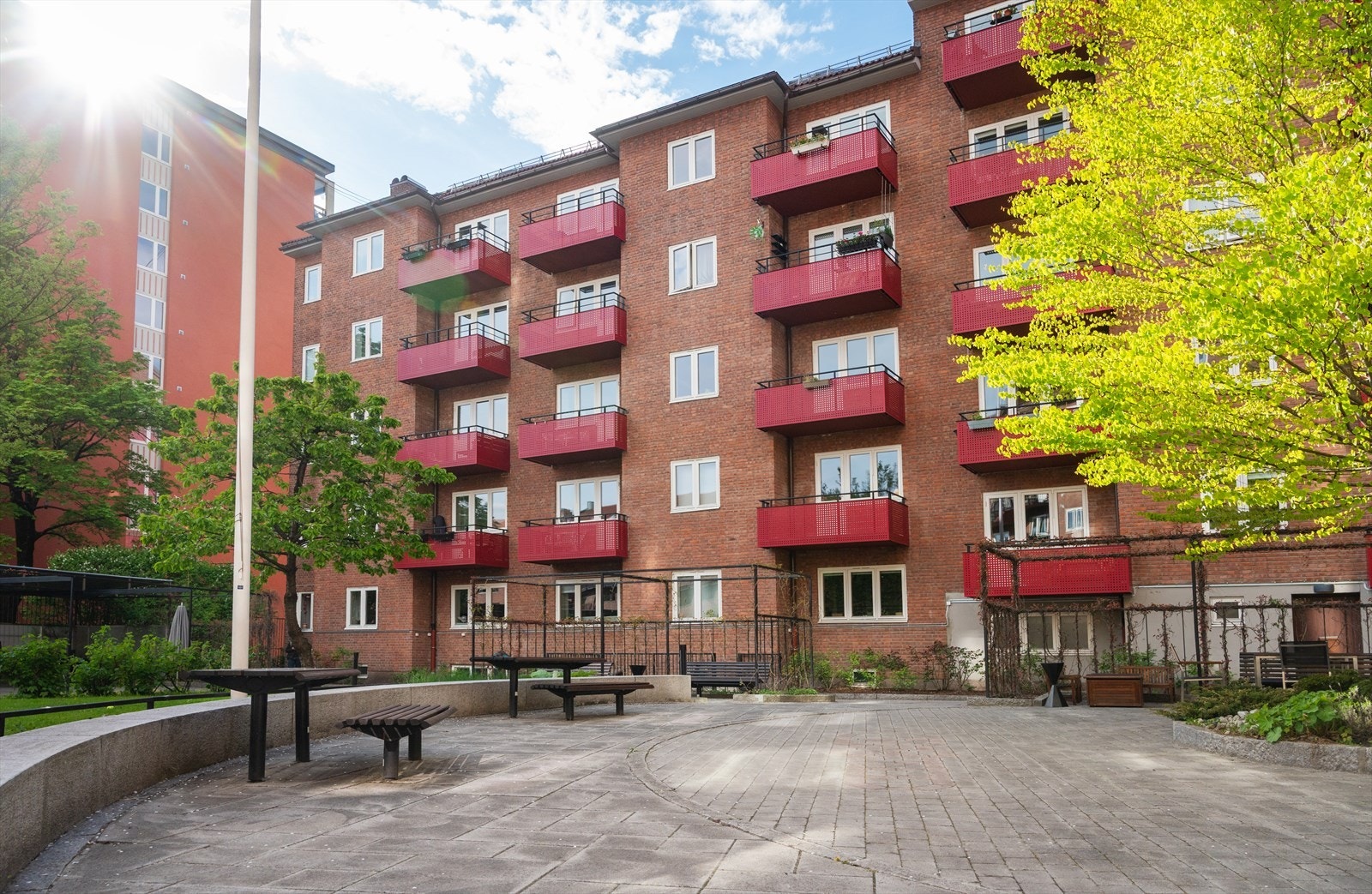 Pent opparbeidede uteområder med felles sittegrupper for beboerne. Galleribilde