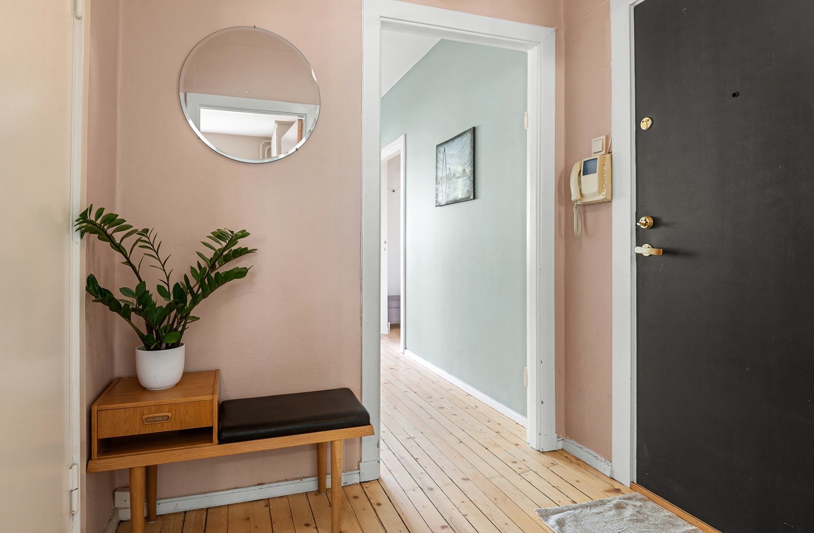 Entréen ønsker velkommen, og har plass til å henge fra seg yttertøy og sko. Galleribilde