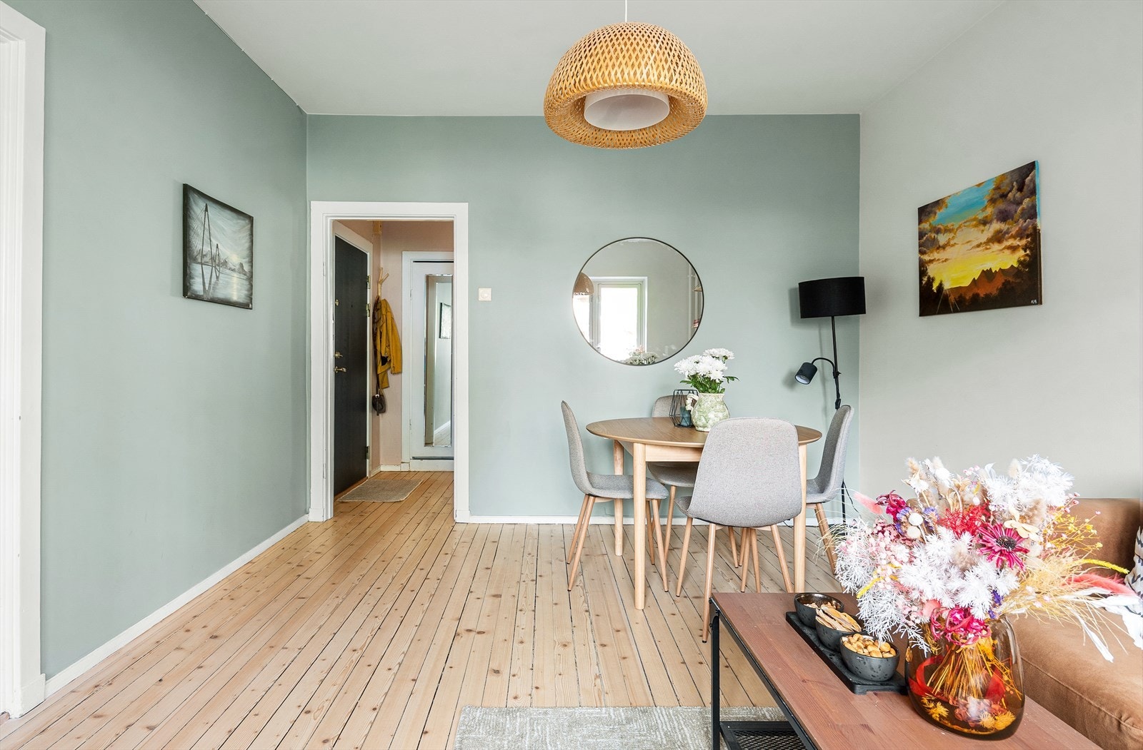 De nylig (2024) helsparklede og malte veggene gir et rent og helhetlig uttrykk. Galleribilde